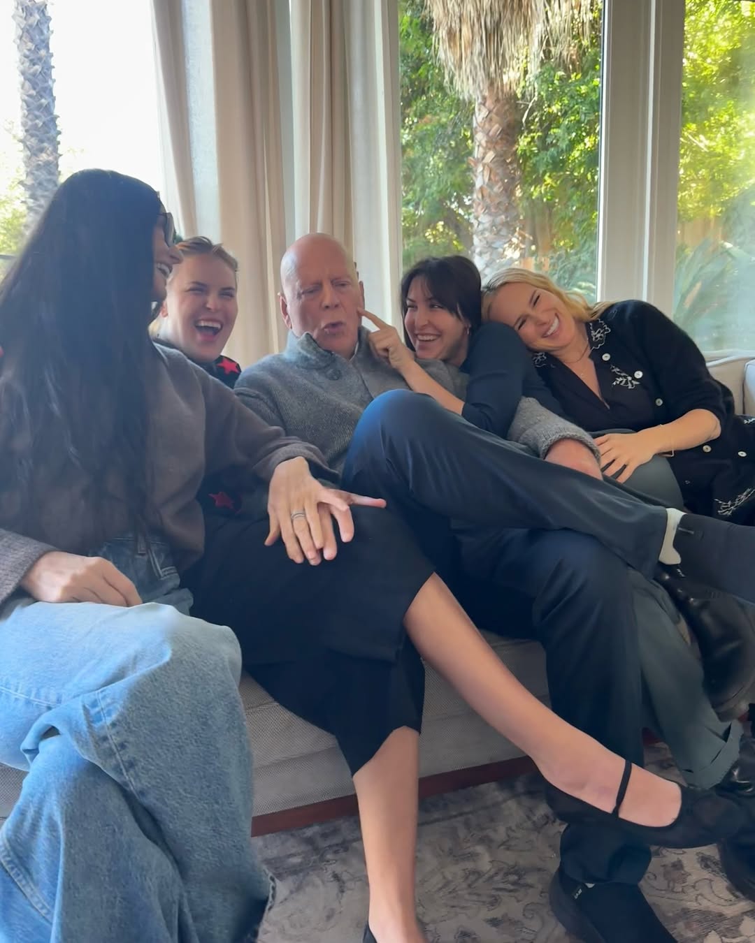 布魯斯威利（中）和前妻黛咪摩爾（左一）育有3名女兒。（翻攝demimoore IG）