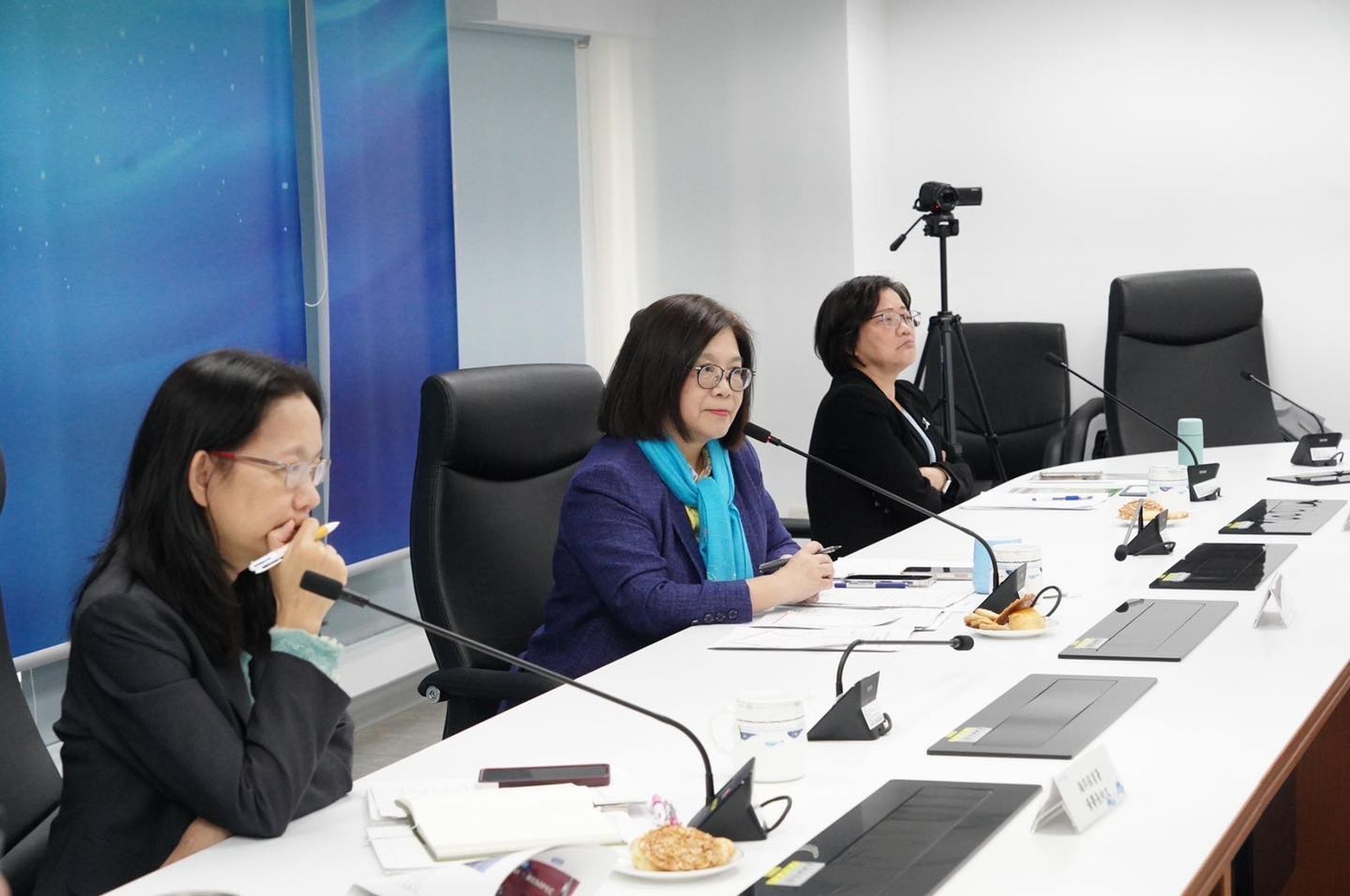 管碧玲表示,將教育台灣船舶若對方有登檢要求時不必停留,並立即通知海委會馳援。(翻攝自臉書@管碧玲 (kuanbiling))