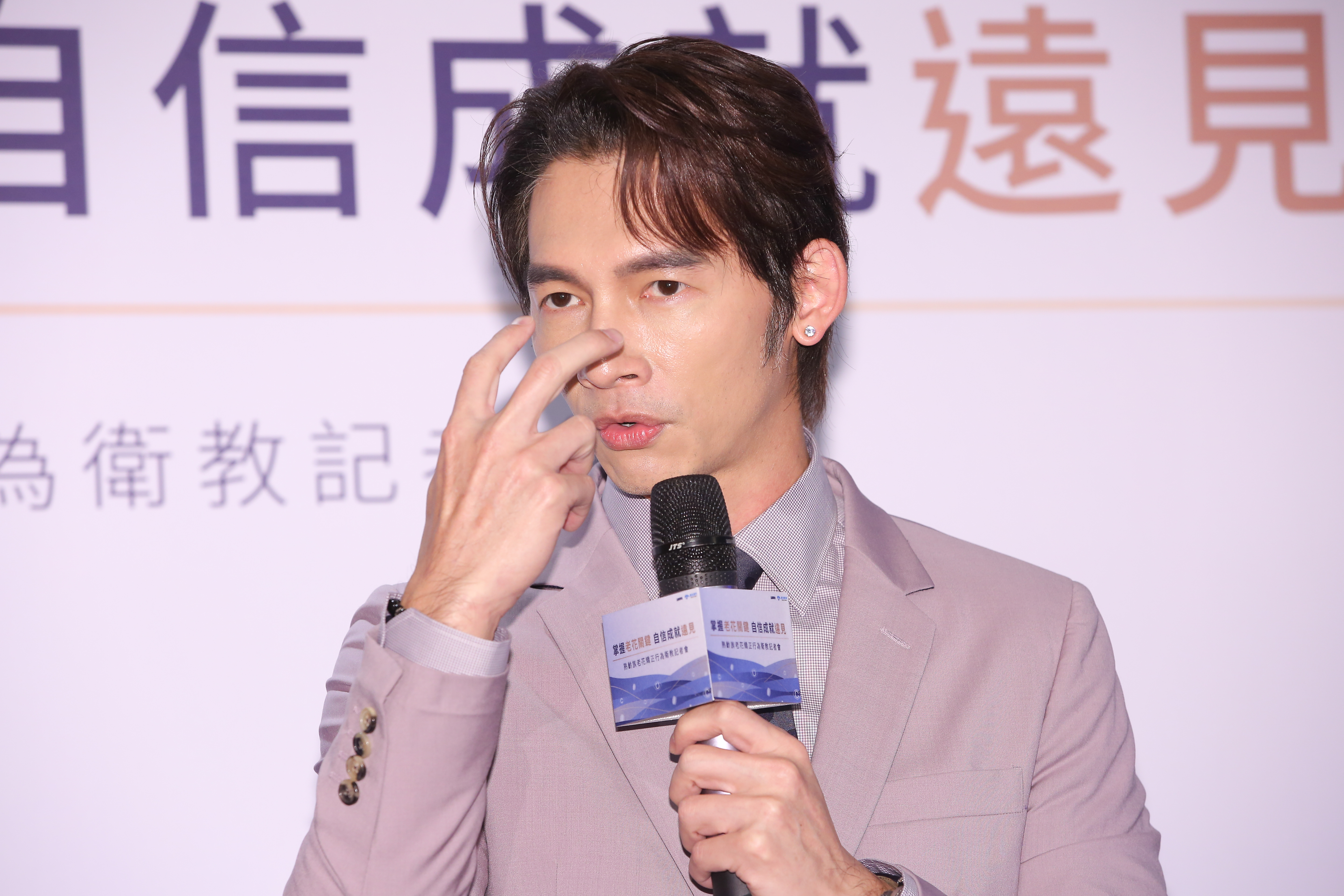 温昇豪今天出席活動戴上鑽飾耳環,希望顯年輕。