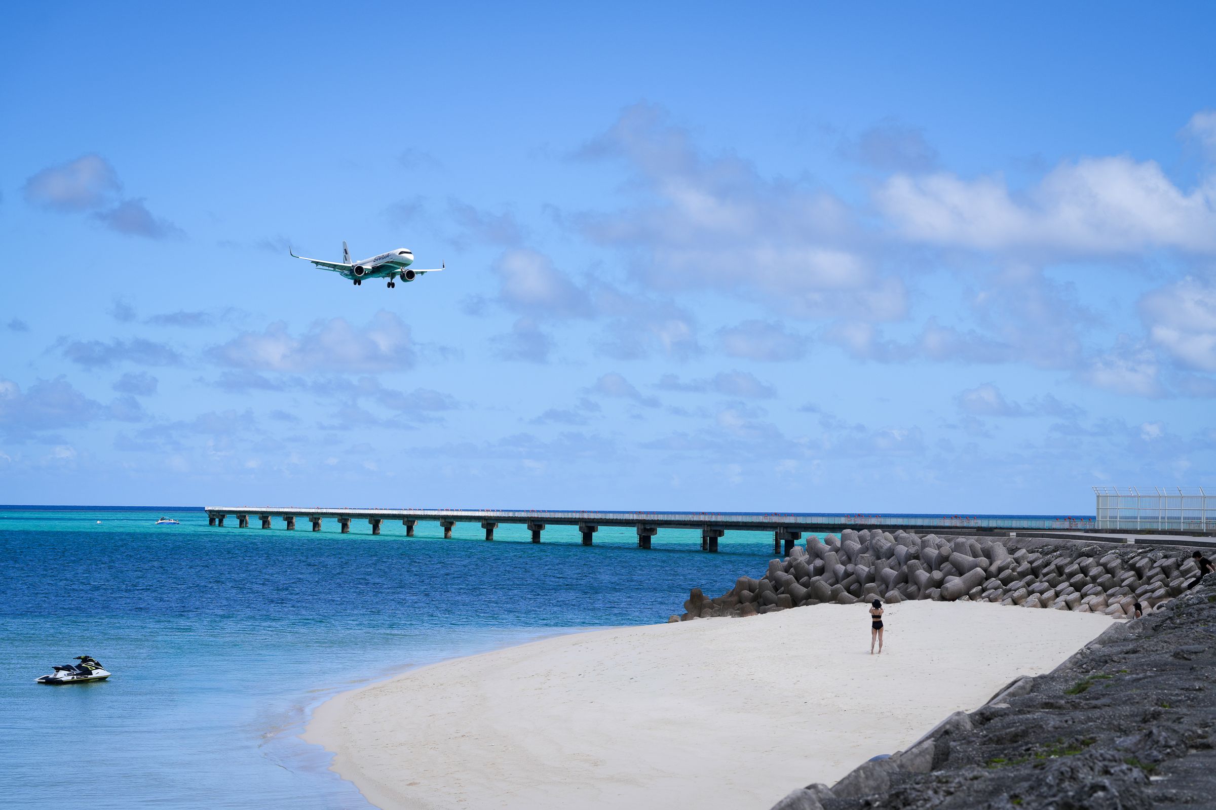 在17END近距離欣賞飛機起降、沿海岸散步拍照或坐在海景咖啡廳享受冬日陽光,都是宮古島特有的慢旅行方式。(星宇航空)