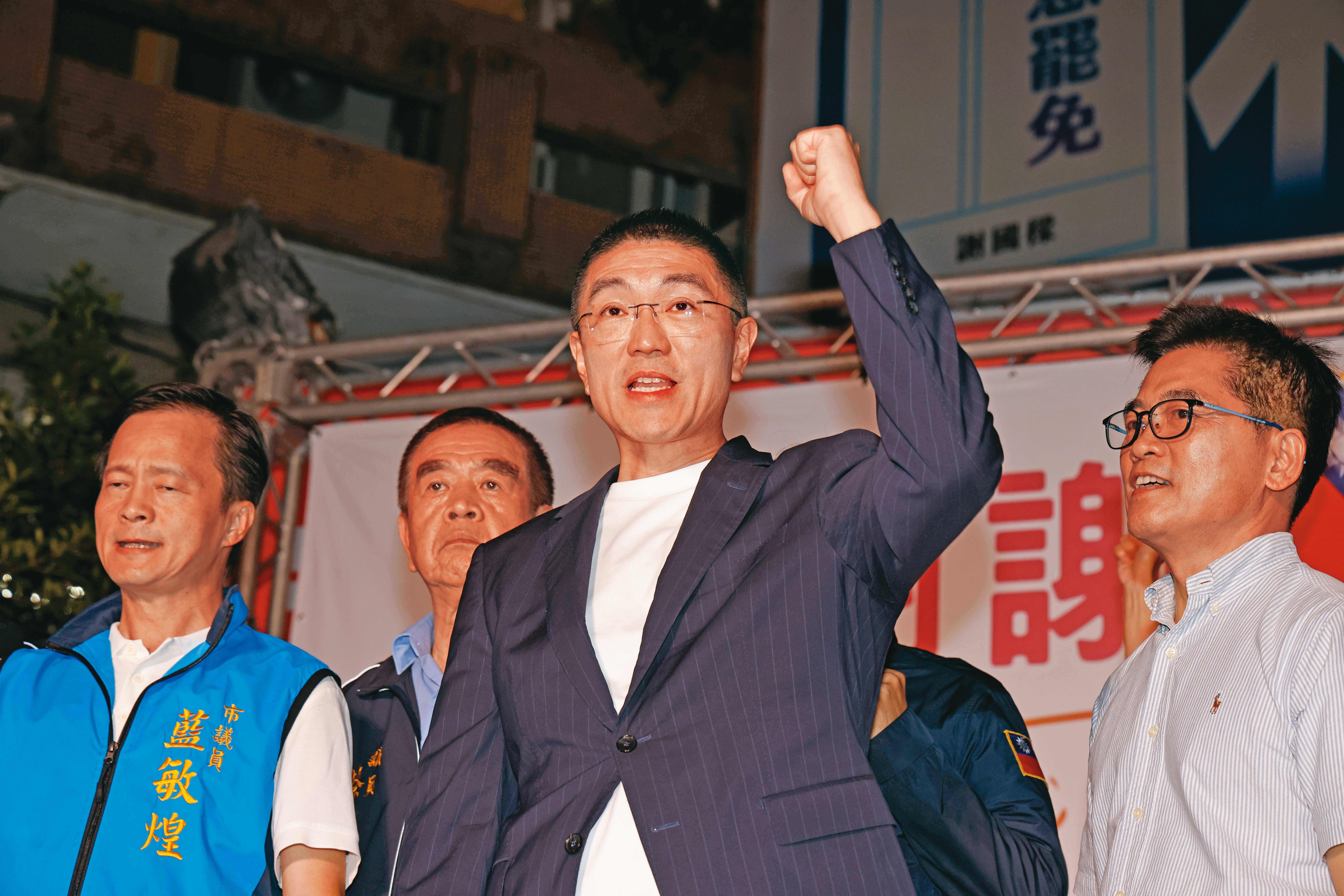 罷樑案13日結果揭曉，當晚謝國樑在民眾加油聲下，宣告選戰順利，罷免未過門檻。