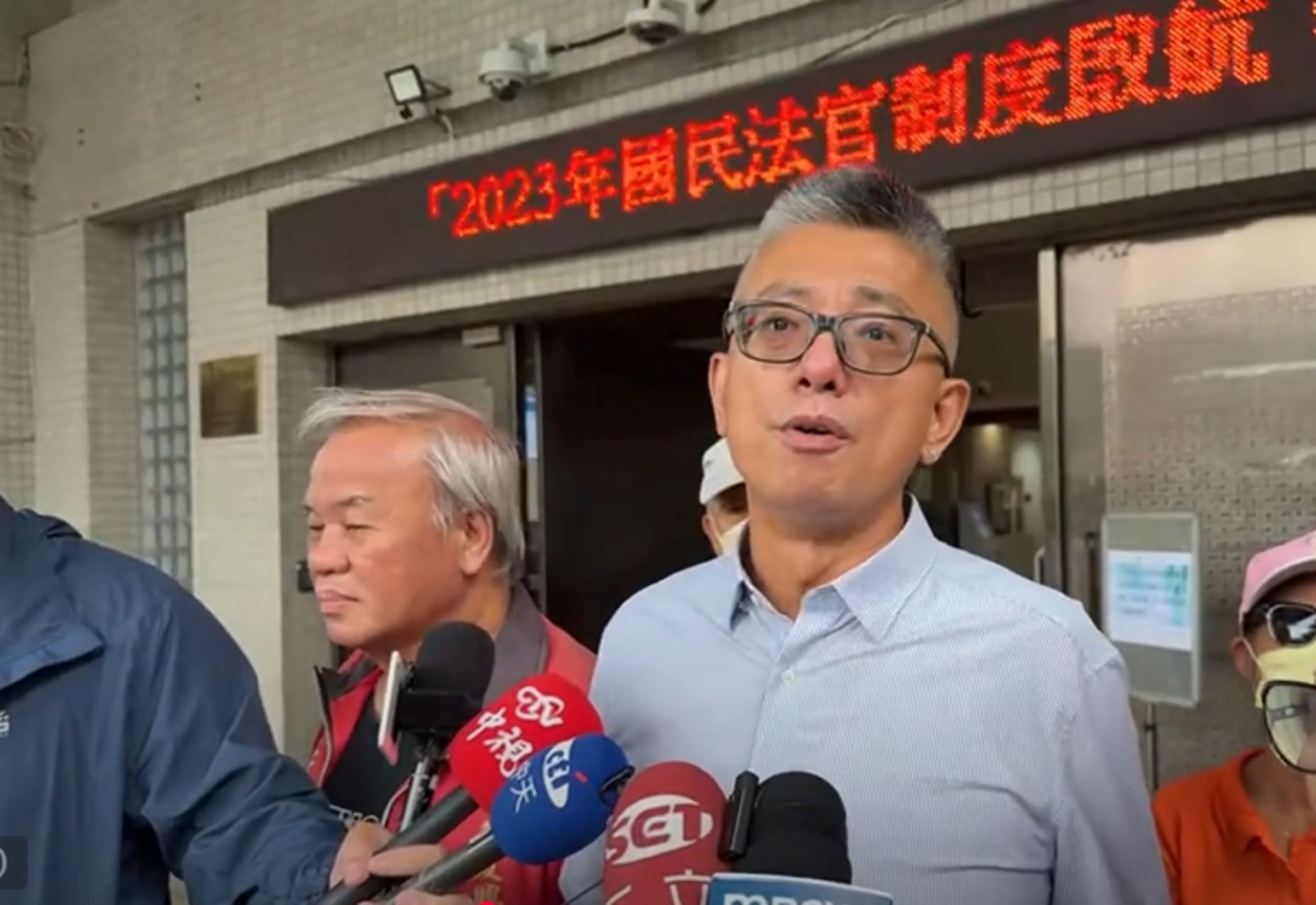 朱磊召開記者會宣布，「高雄雙罷劫」兩案最終皆未達法定門檻，將不再堅持送件。（翻攝自杏仁哥YT頻道）