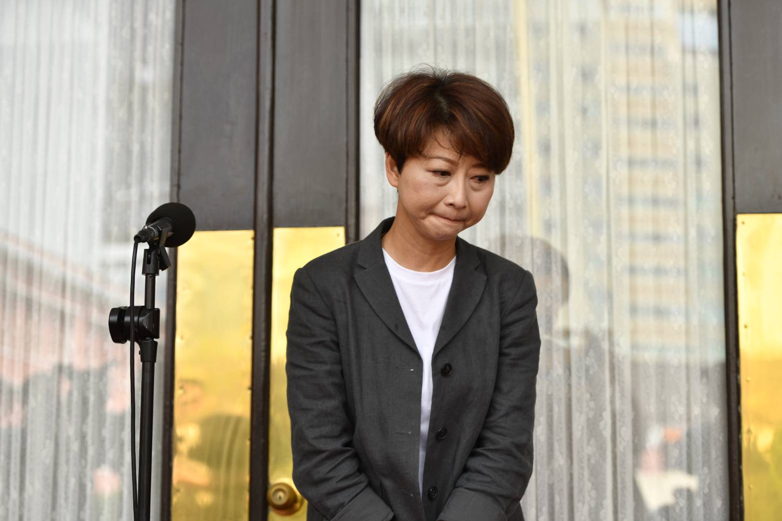 陳亭妃昨日收到恐嚇簡訊，因擔心母親安危趕忙報警，在受訪時哽咽落淚。