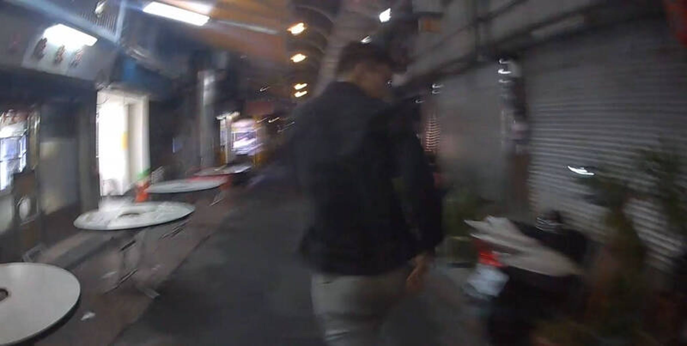 遭通緝的張男擔心女友無人照顧，在警方盤查時竟然從二樓房間一躍而下，拔腿狂竄。（翻攝畫面）