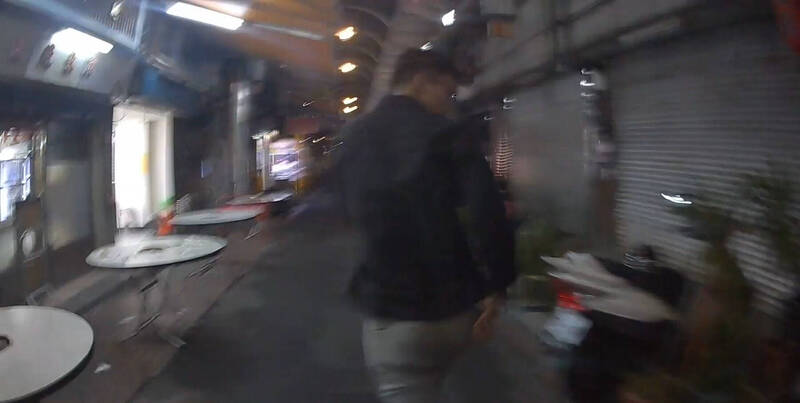 遭通緝的張男擔心女友無人照顧，在警方盤查時竟然從二樓房間一躍而下，拔腿狂竄。（翻攝畫面）