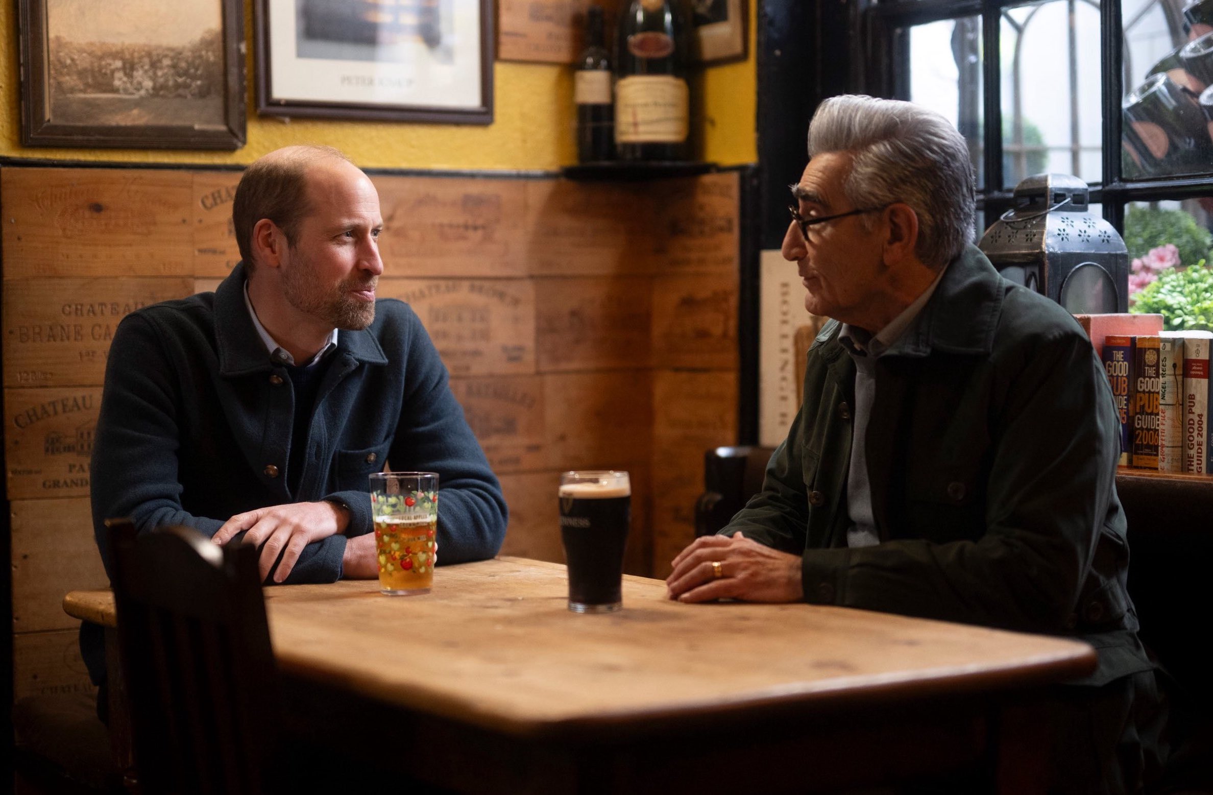 威廉王子（左）登上尤金李維（右）的旅遊節目，聊家庭與過去一年的艱辛。（翻攝Apple TV+）