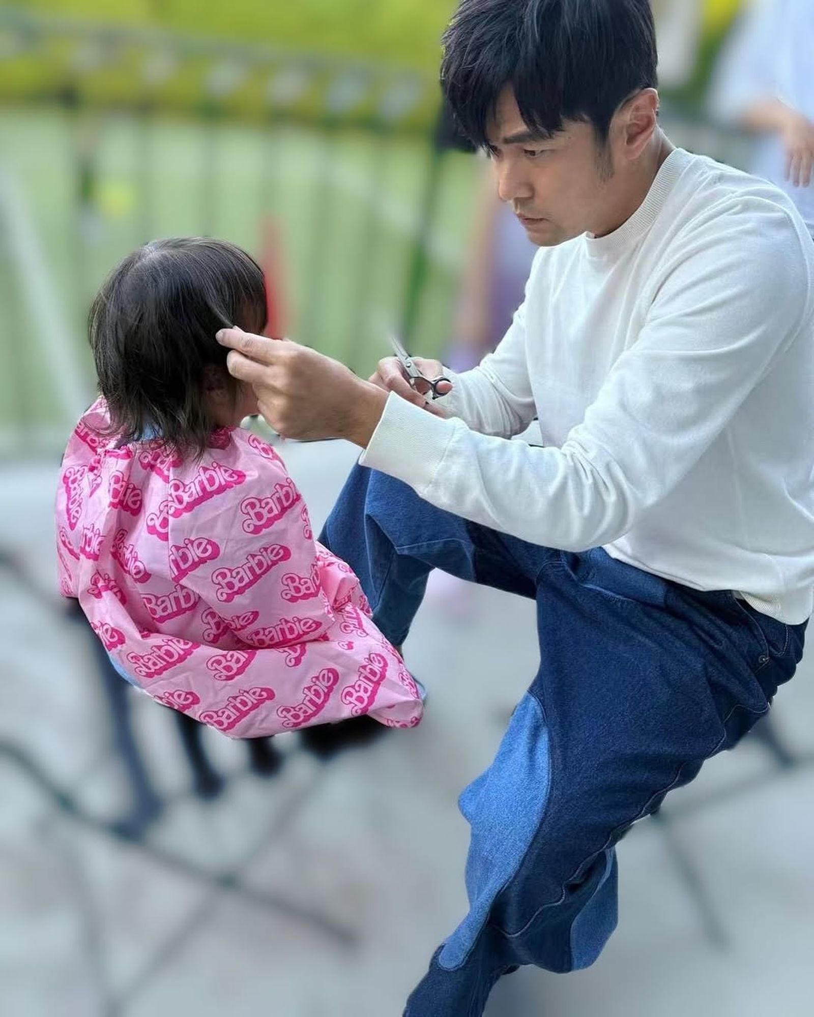周杰倫認真幫女兒剪頭髮。(翻攝hannah_quinlivan IG)