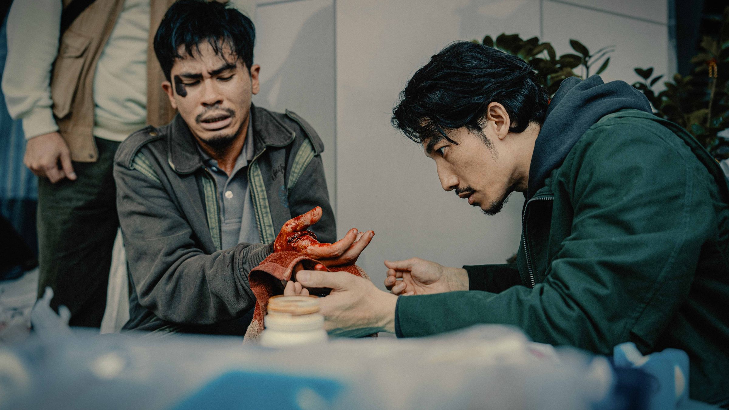 《The Outlaw Doctor 化外之醫》連炳發(右)飾演的范文寧在越南是醫術精湛的外科醫師,來台進行非法醫療行為。