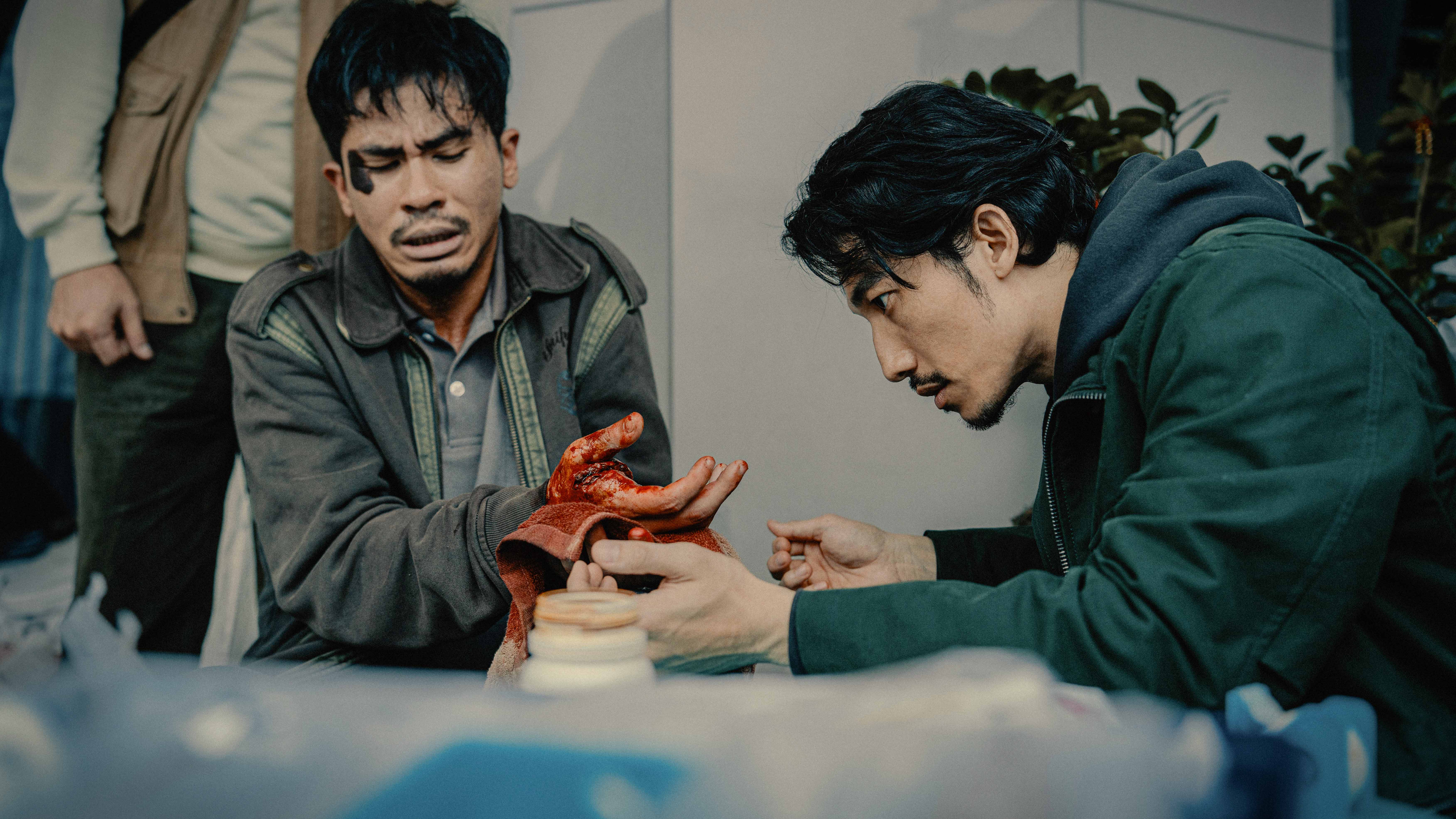 《The Outlaw Doctor 化外之醫》連炳發(右)飾演的范文寧在越南是醫術精湛的外科醫師,來台進行非法醫療行為。
