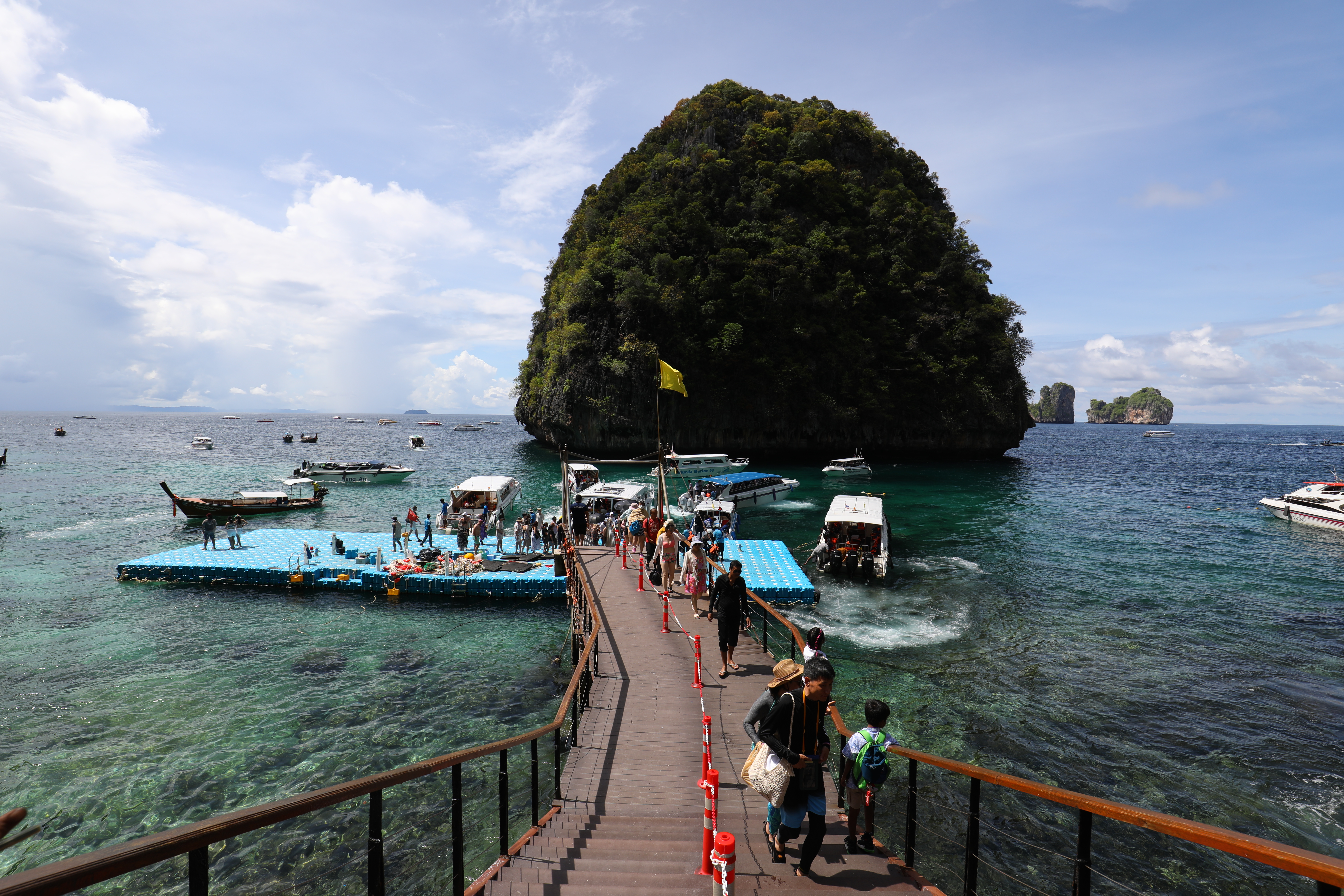 大皮皮島、小皮皮島一日跳島，是遊客們初訪普吉島都會安排的經典行程。