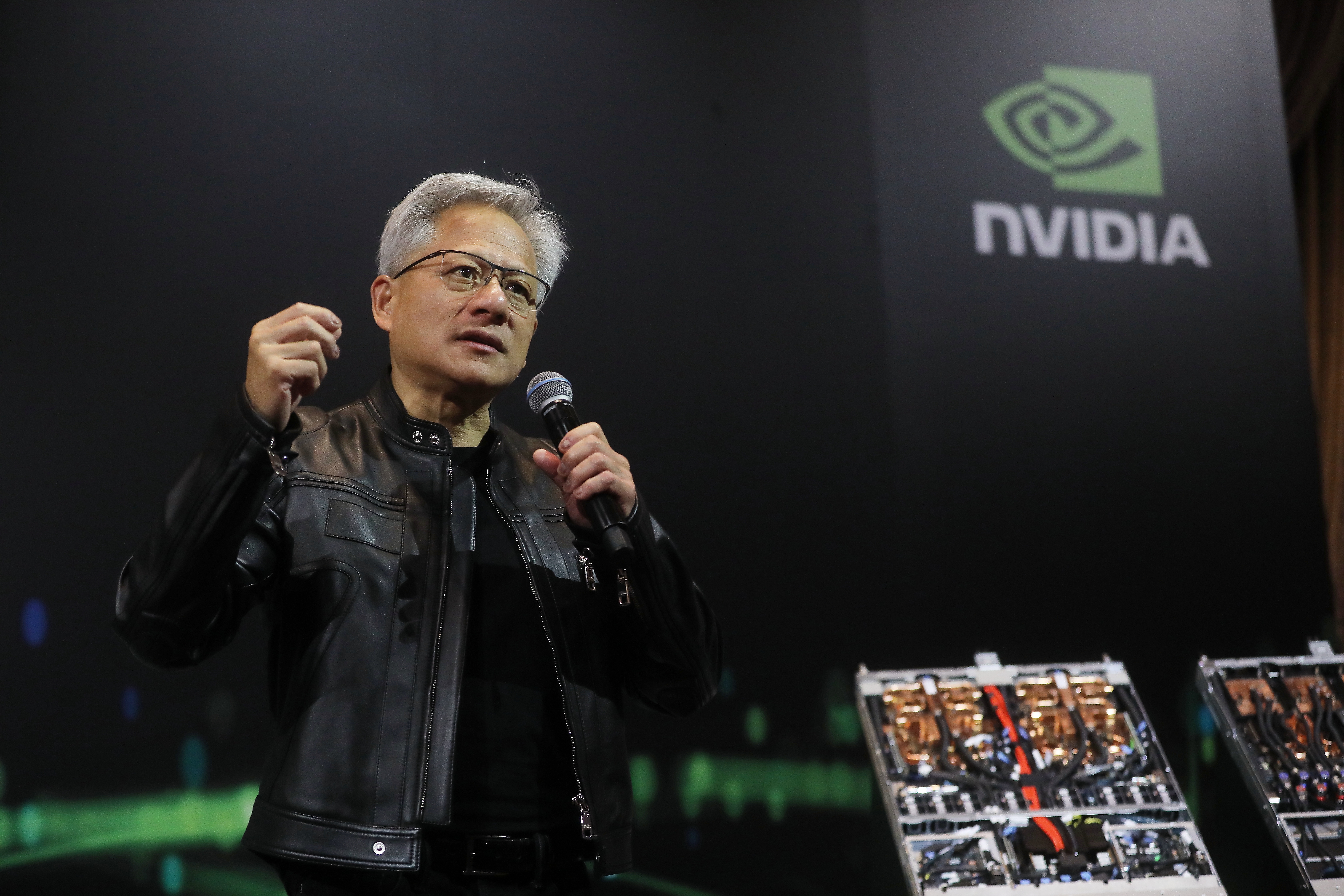 隨著美國政府放寬出口限制，輝達正積極布局中國AI市場。