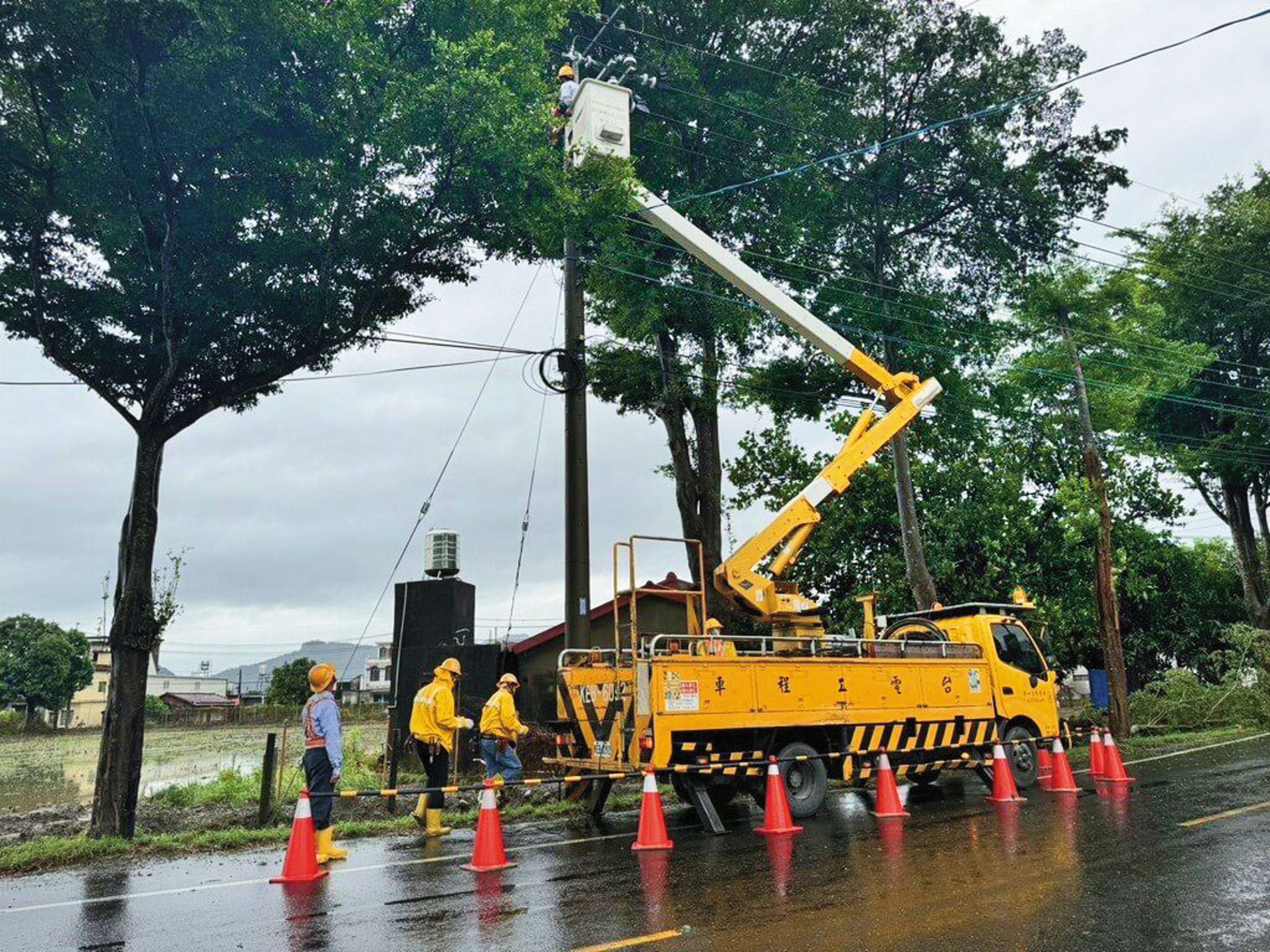 丹娜絲颱風導致南台灣大規模停電，台電緊急派員在風雨中搶修。（台電提供）