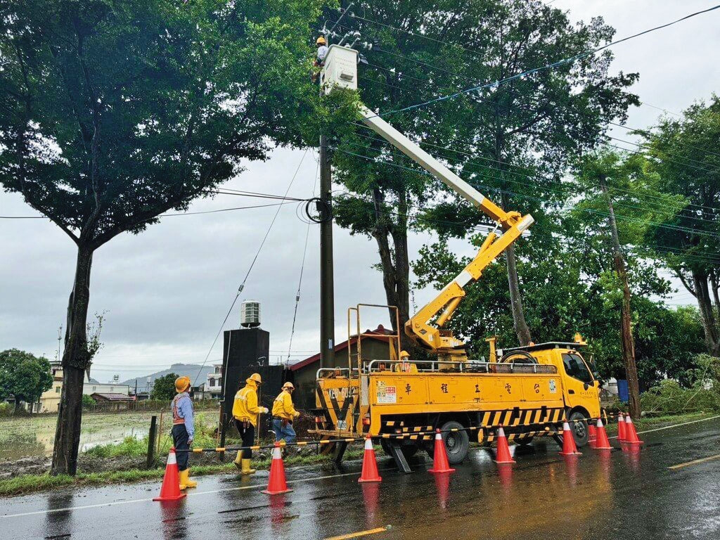 台南市受丹娜絲颱風致災，電力災損嚴重，為家園重建，宣布新營、鹽水、柳營、後壁、東山、白河、北門、將軍、學甲、七股、西港、佳里等12區明日放假。（台電提供）