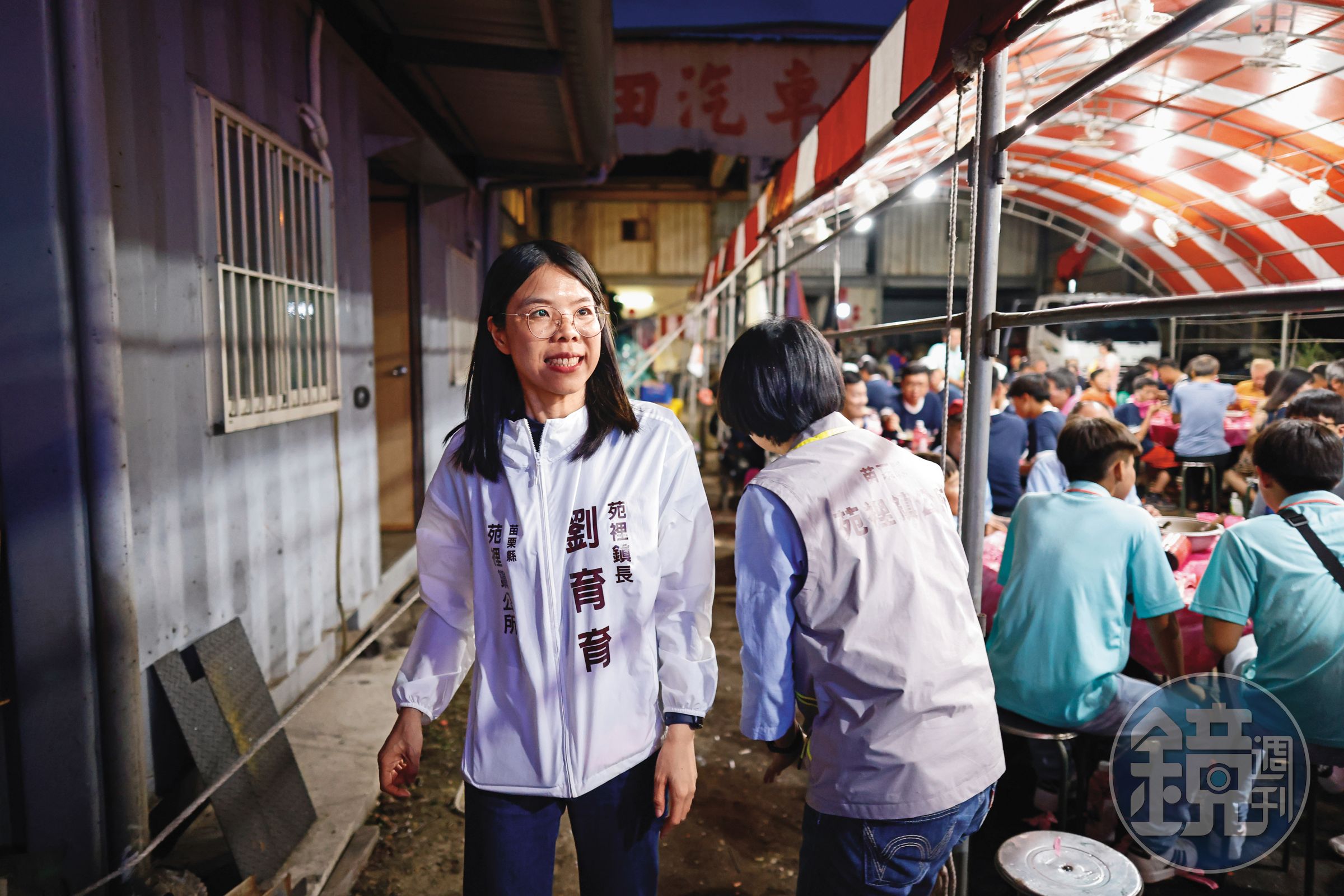 劉育育出席宮廟平安餐會並上台致詞。