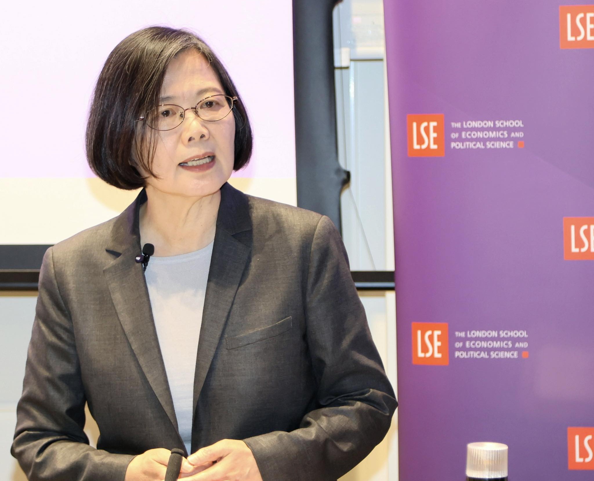 蔡英文前往母校倫敦政經學院發表演說。（翻攝自臉書@蔡英文）