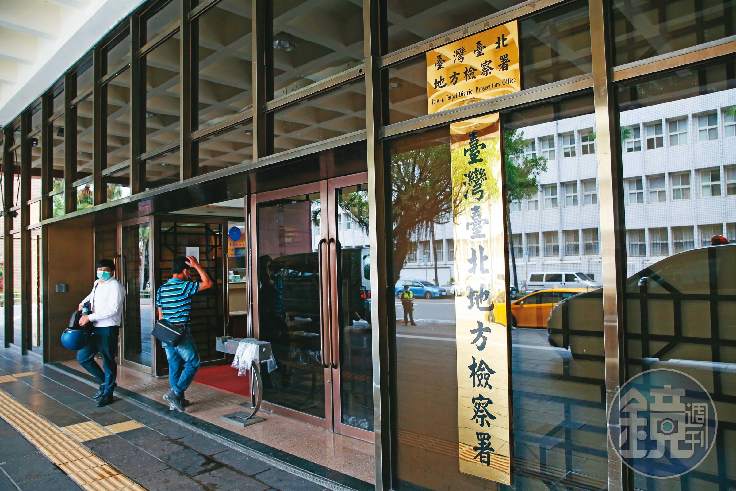 楊女為肖雷案至北檢(圖)出庭時,被民眾目擊換過衣服才離去。