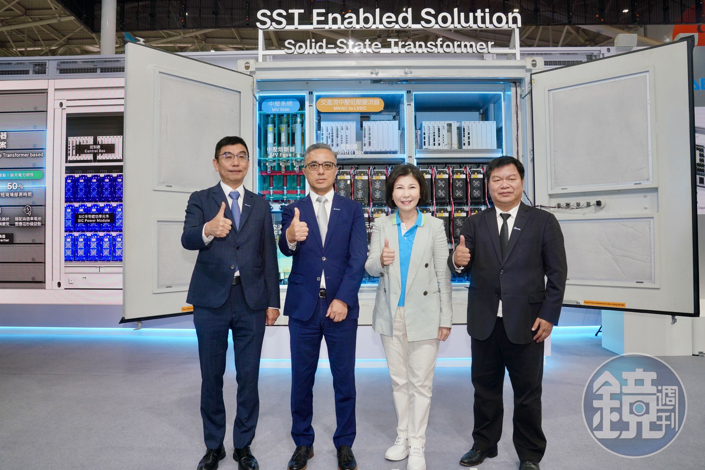 預製型固態變壓器（SST）直流電力解決方案首度曝光，圖為台達電品牌長郭珊珊（右2）、能源基礎設施事業群副總裁暨總經理趙華春（左2）、能源基礎設施事業群副總裁暨副總經理李延庭（左1）及氫能源應用新事業發展部總經理蔡文蔭（右1）。