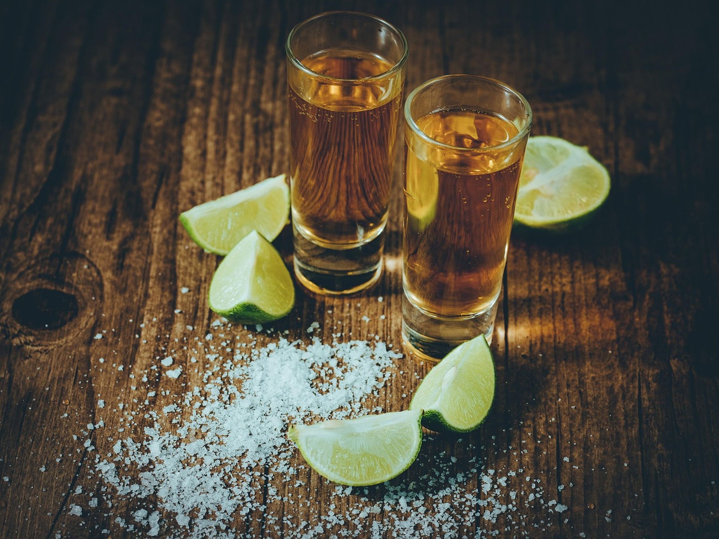1名男子涉嫌出於猥褻目的，在酒吧狂灌25歲的年輕女子32杯龍舌蘭酒，最終致其酒精中毒死亡；示意圖。（Pixabay／Image by Xavier Espinosa）