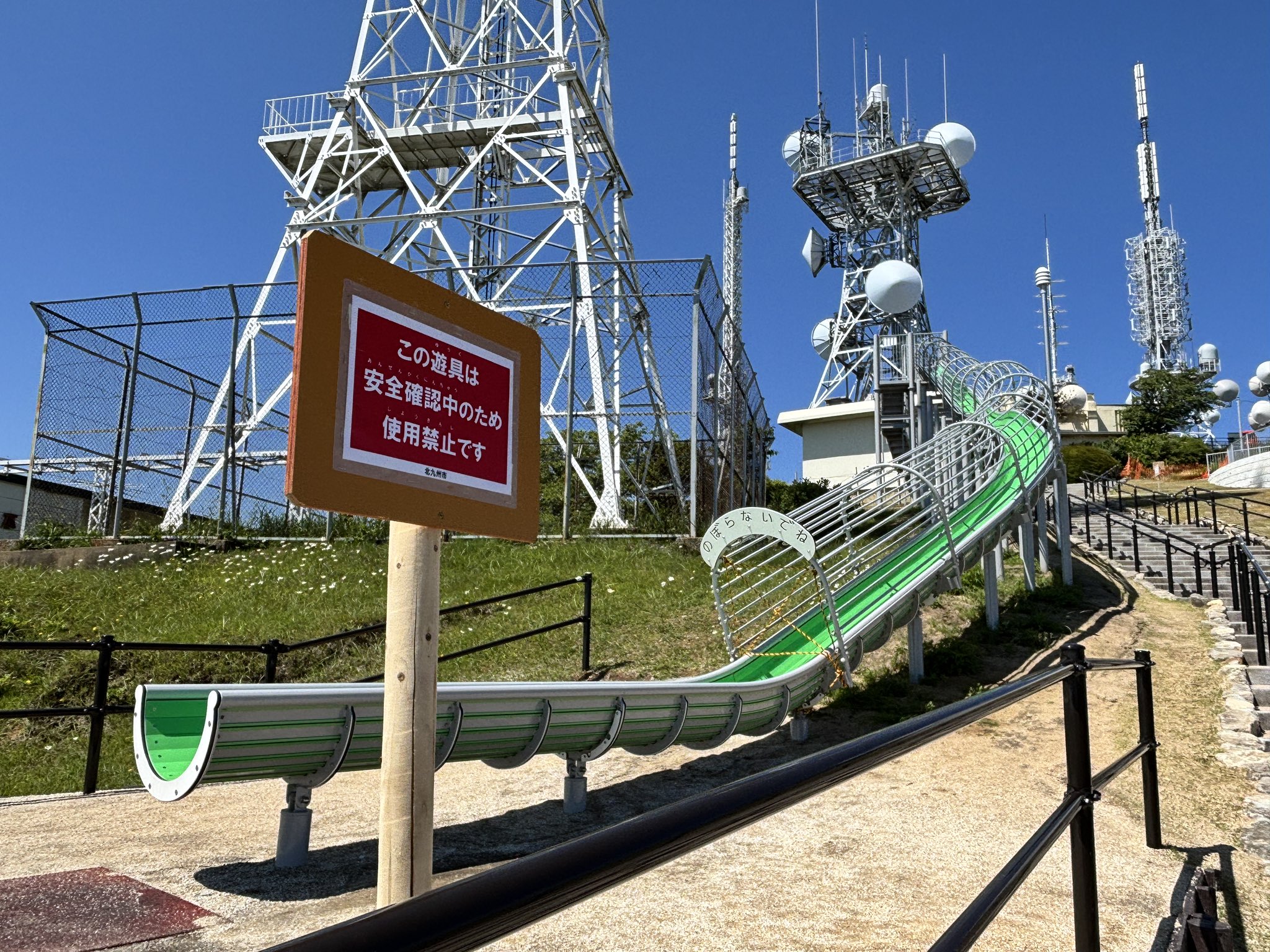 北九州皿倉山一處超長溜滑梯事故頻傳，已有7人因此骨折受傷，包含一名台灣女遊客。（翻攝自X @sarakuracable）