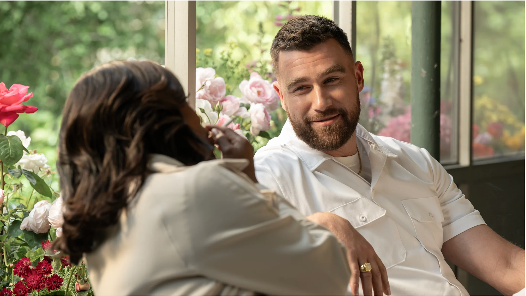 崔維斯凱爾西（右）首度演戲，就獻給《詭秘之罪》。（FX提供）