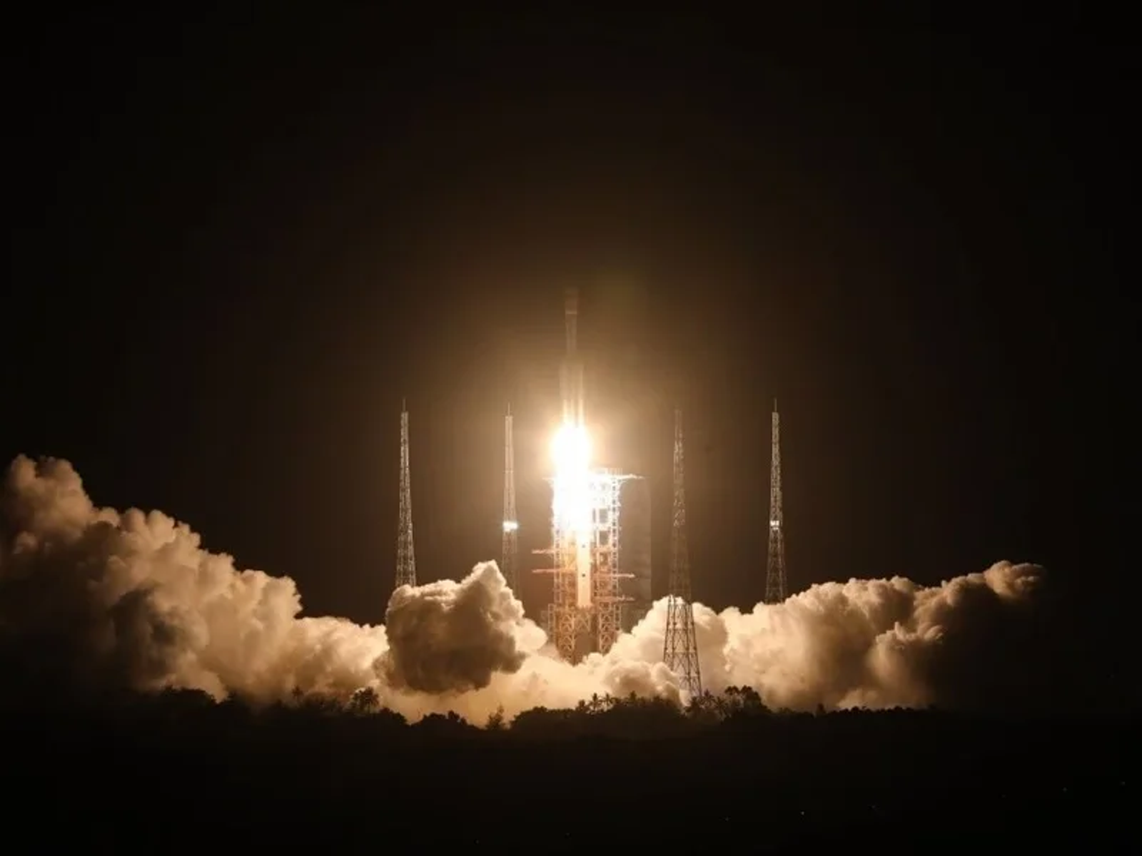 中共昨晚於四川西昌衛星發射中心,執行運載火箭搭載衛星發射任務;示意圖。(翻攝自新華社)