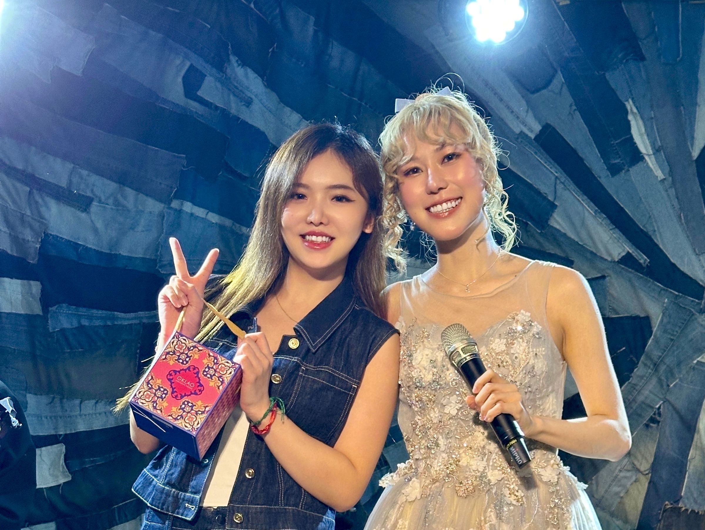 藝人王欣晨Amanda（左）到場支持JOMI周蜜首場個唱，並在「幸運星時間」抽中JOMI聯名掛耳咖啡，成為當晚兩位「幸運星」之一。（TASTAR時代創藝提供）