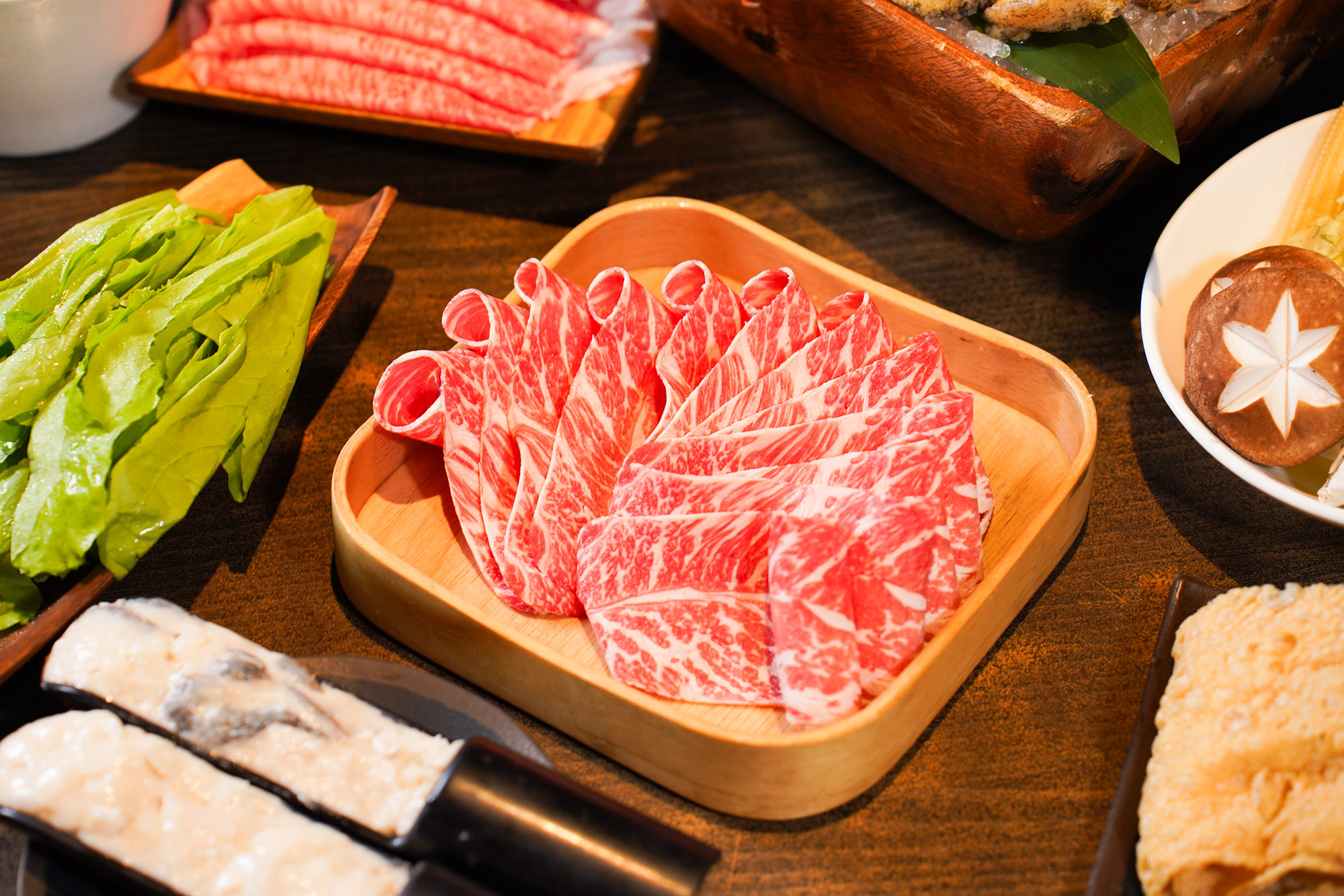 肉食動物還能點安格斯牛小排與伊比利豬等肉盤變換口味。(品火鍋提供)