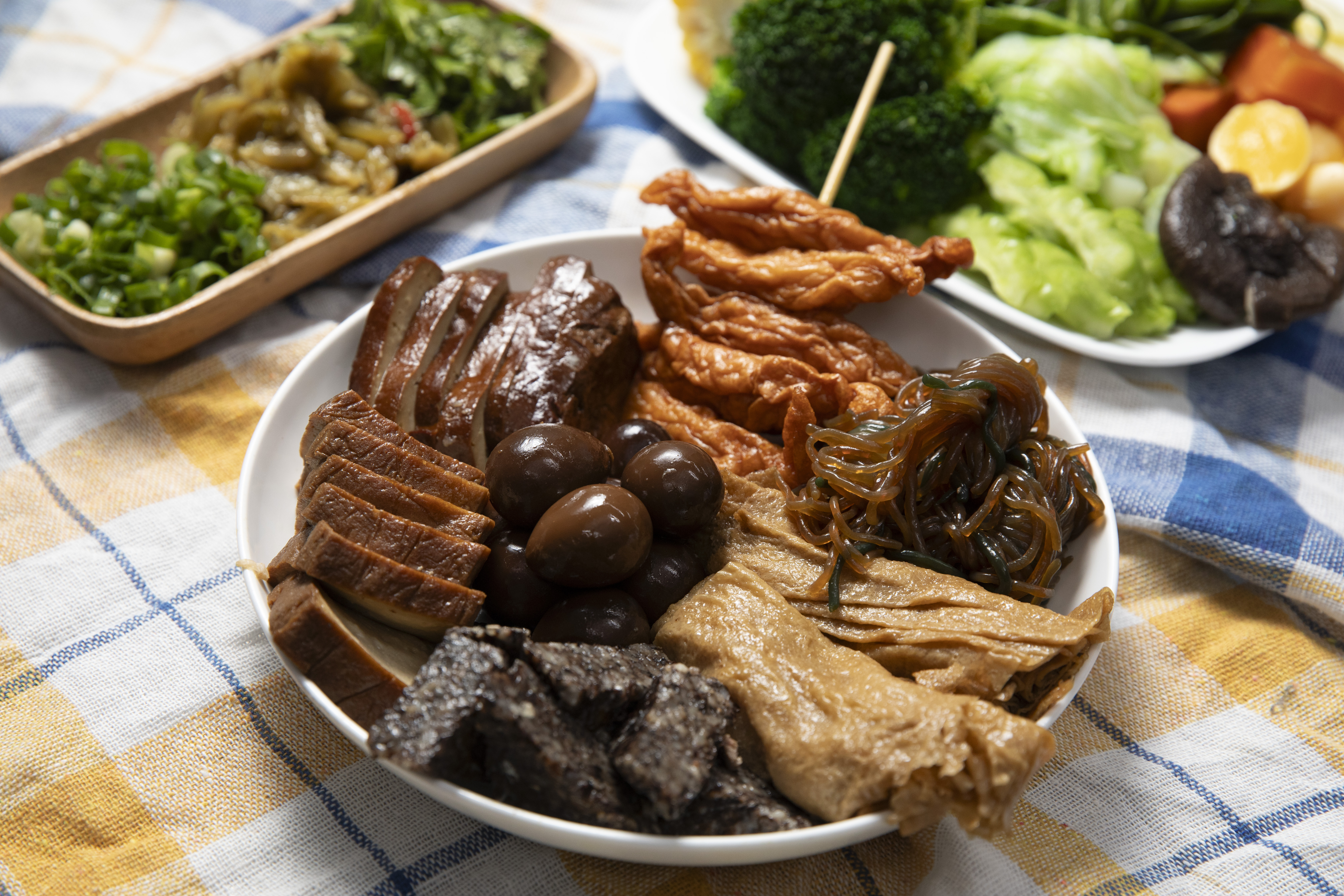 許阿淑掌握不同食材特性，滷煮時間不同，每樣皆入味。