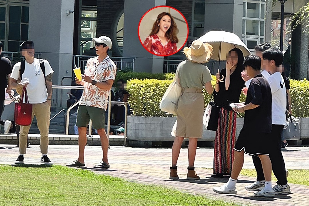 3月22日近中午時分，隋棠（中）和老公（左）現身校園，與其他家長熱絡交談。（讀者提供）