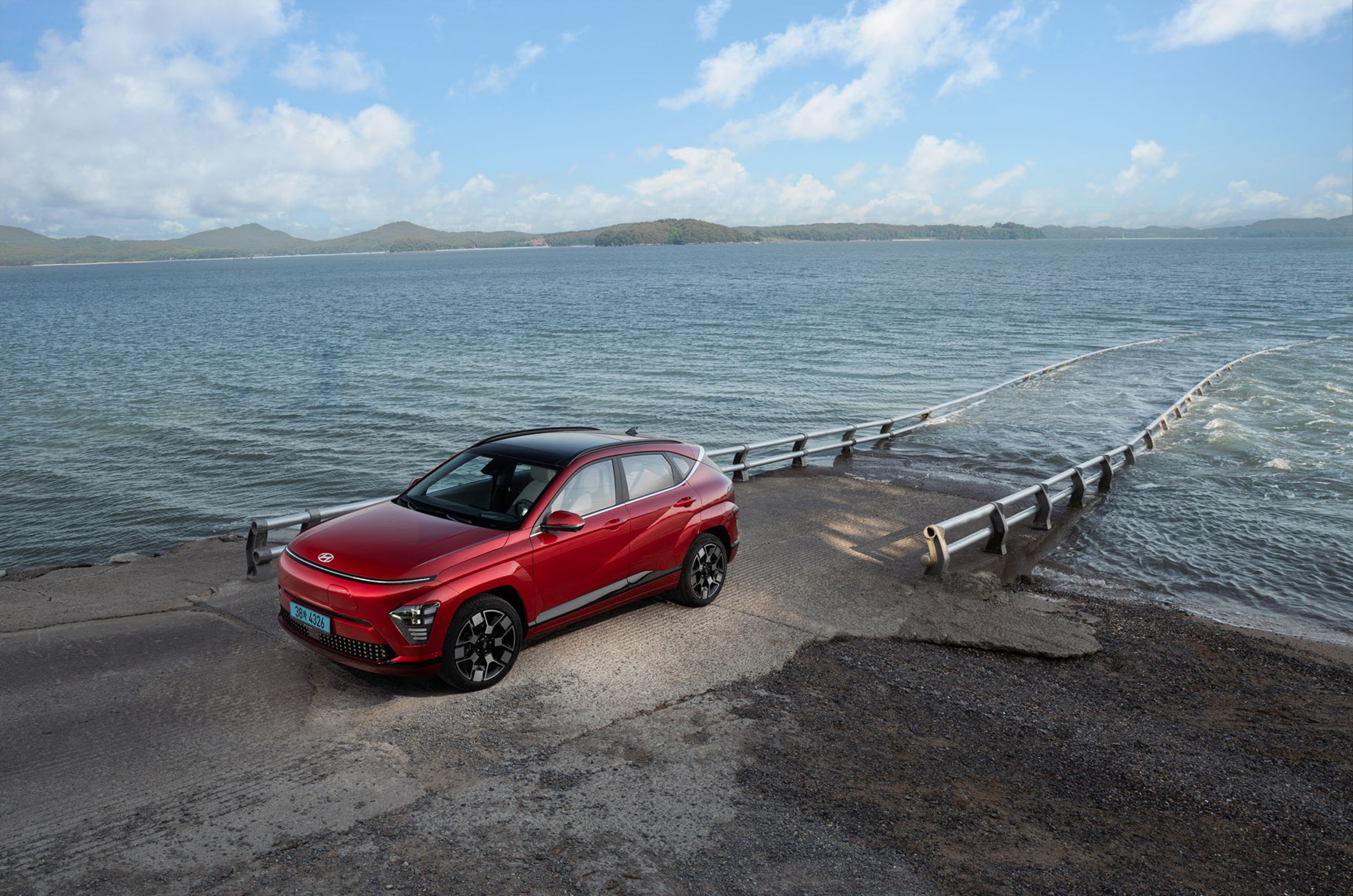 2023年HYUNDAI汽車在台新車銷售22,169台,品牌名次躍升非豪華第四大,繳出相當亮眼的成績單。展望2024新一年,HYUNDAI乘用、商用全陣容各具特色優勢,車主口碑高度滿意,銷售成績穩定,預期重量級新車上市的帶動下,全年目標將挑戰24,000台,持續邁向第五年正成長。