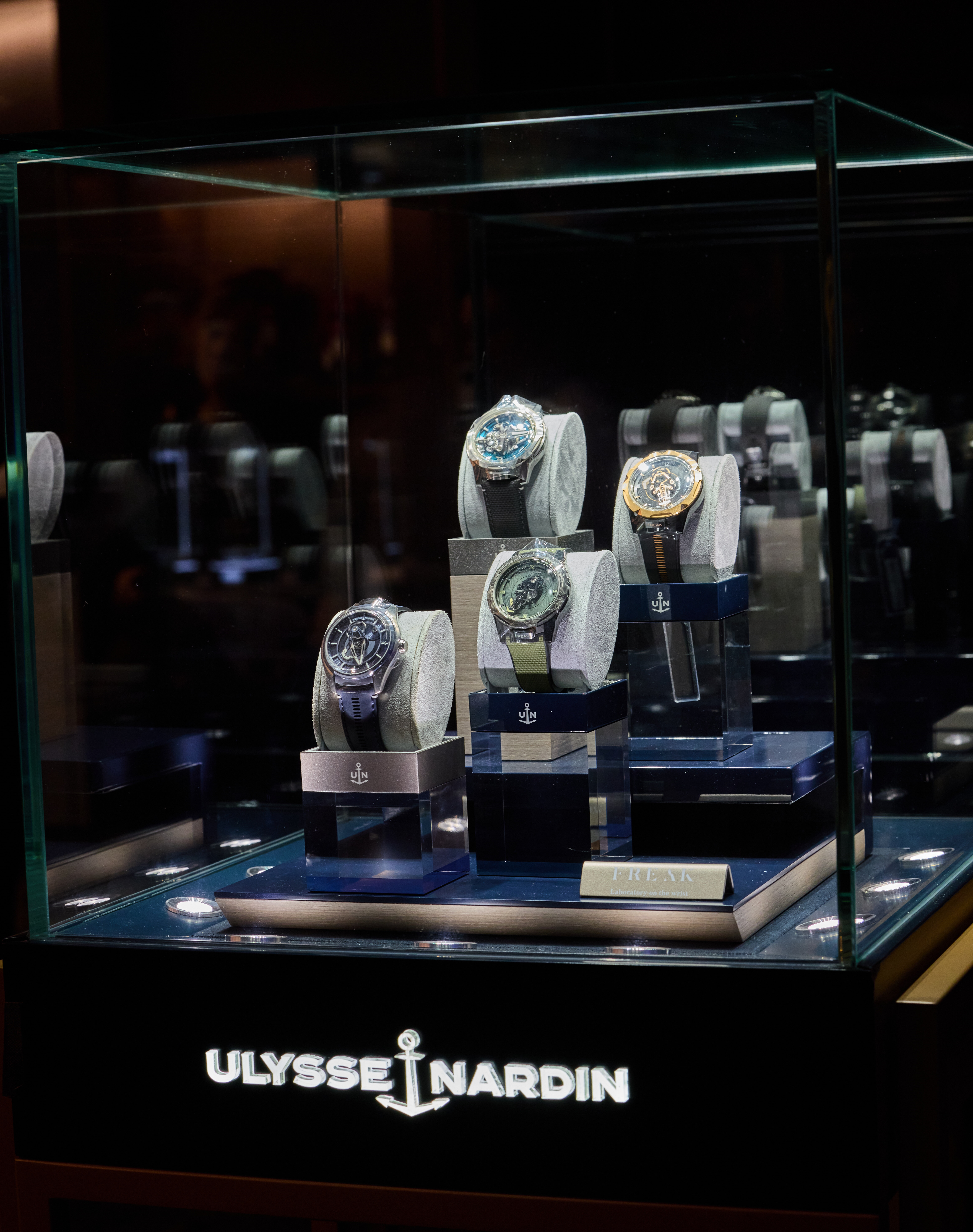 活動現場陳列多款雅典錶(ULYSSE NARDIN)精密時計,尤以具備「無錶盤、無指針、無錶冠」顛覆設計的 Freak 系列最為吸睛。透過微距觀看其複雜的矽材質擒縱系統與如太空船般旋轉顯時的機芯結構,讓現場貴賓深切感受品牌自 1846 年以來,從航海時計邁向當代製錶巔峰的創新底蘊。