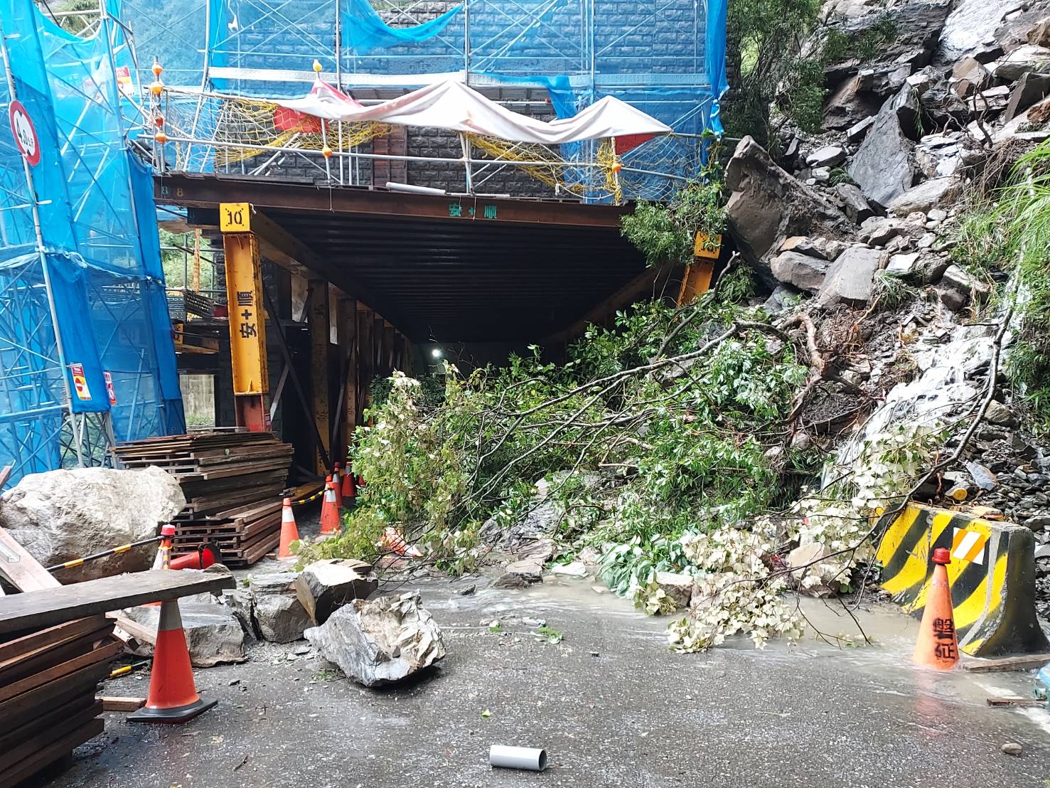 南橫公路台20線台東縣海端鄉向陽至初來路段也有10處坍方落石，導致交通中斷。（公路局提供）