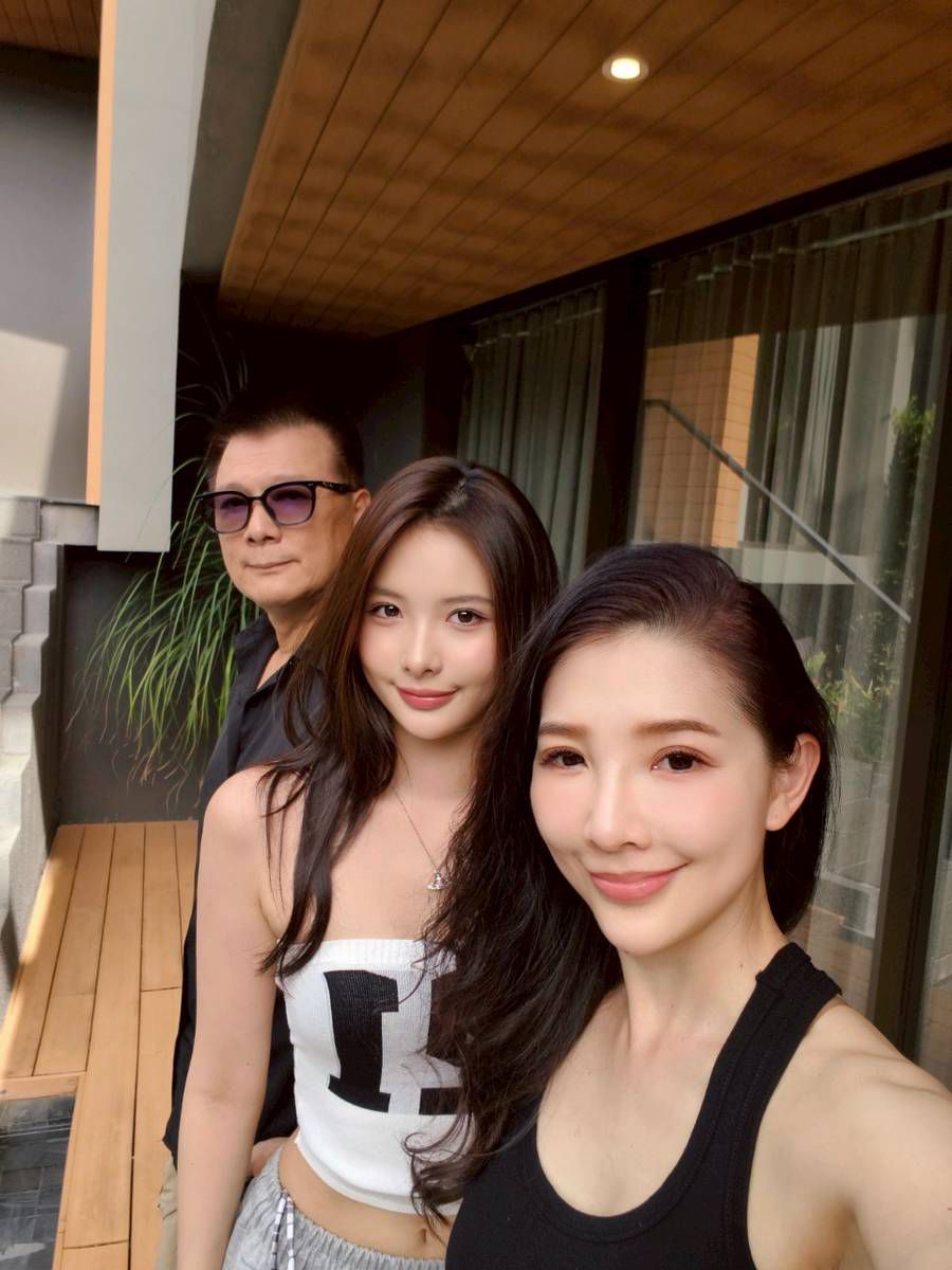 蔡中泠（中）是蔡詩萍（左）和林書煒（右）的獨生女，因高顏值和高學歷成為話題。（翻攝蔡詩萍臉書）