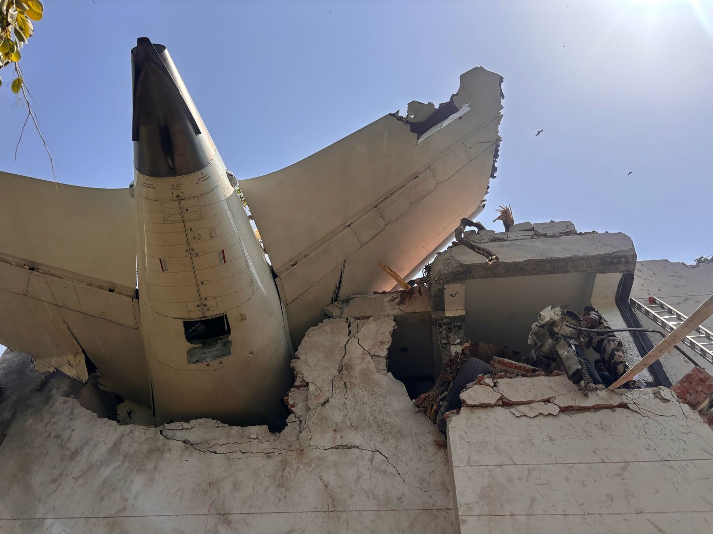 印度航空AI171號班機12日起飛後在印度西部城市阿美達巴機場附近墜毀。（翻攝自X@CISFHQrs）