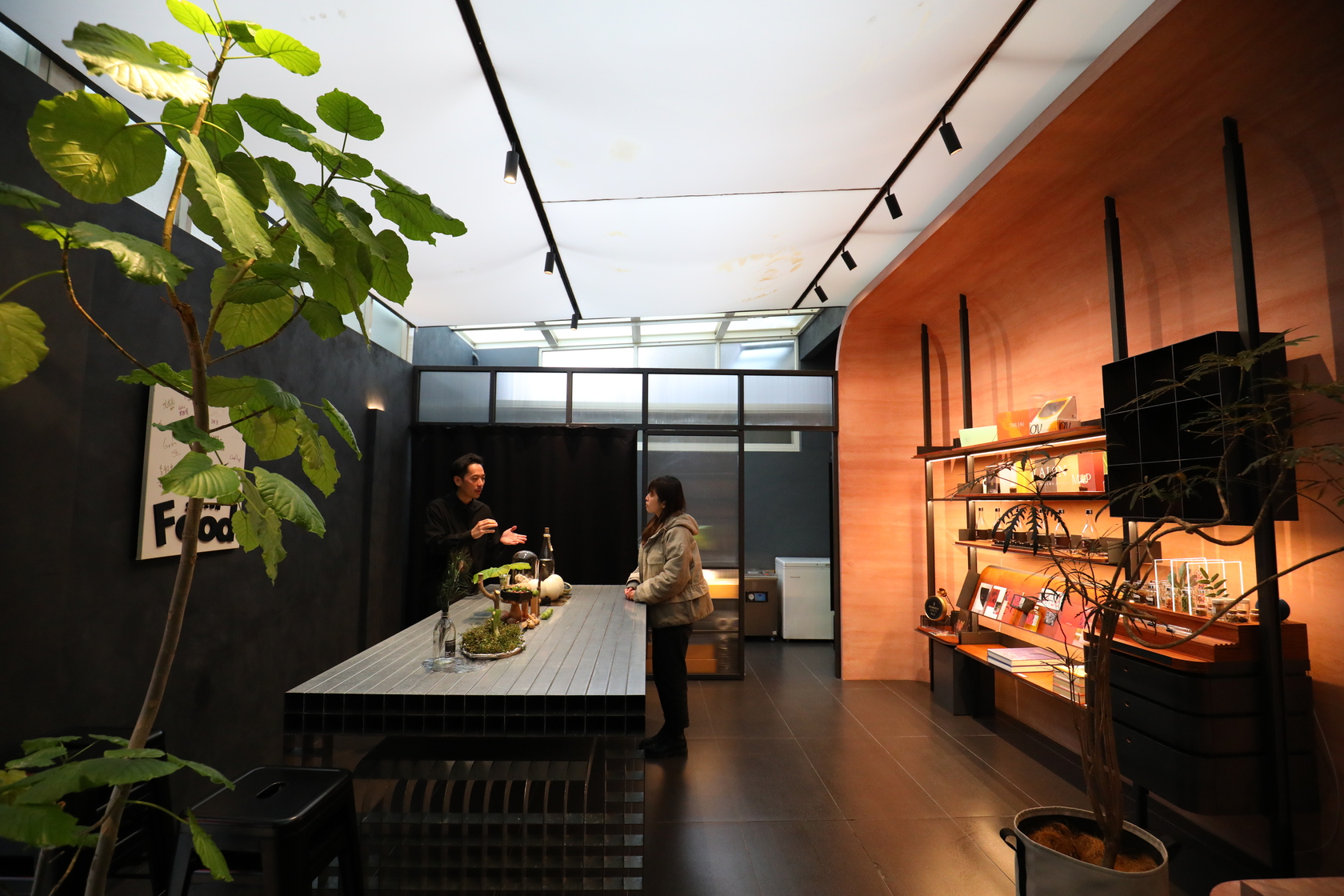 比起食材供應商，創辦人Thomas說：「我們更像是食材策展人。」辦公室一樓空間用來以展覽概念展示食材。