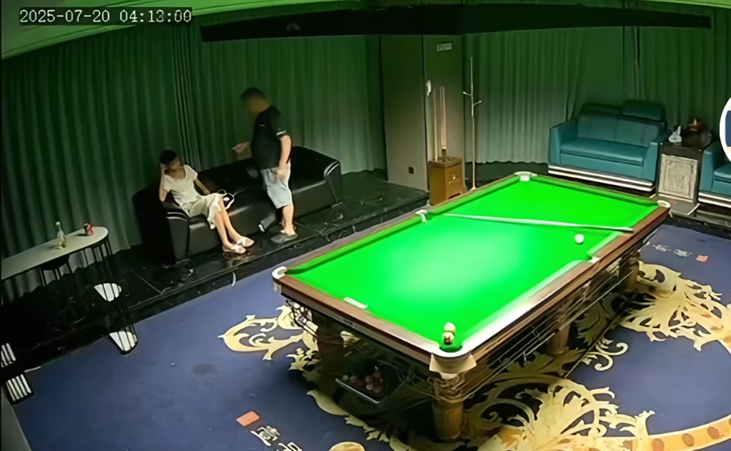 中國近日發生一起超扯性交易，一對男女在撞球間的黑色沙發激戰。（翻攝自抖音）