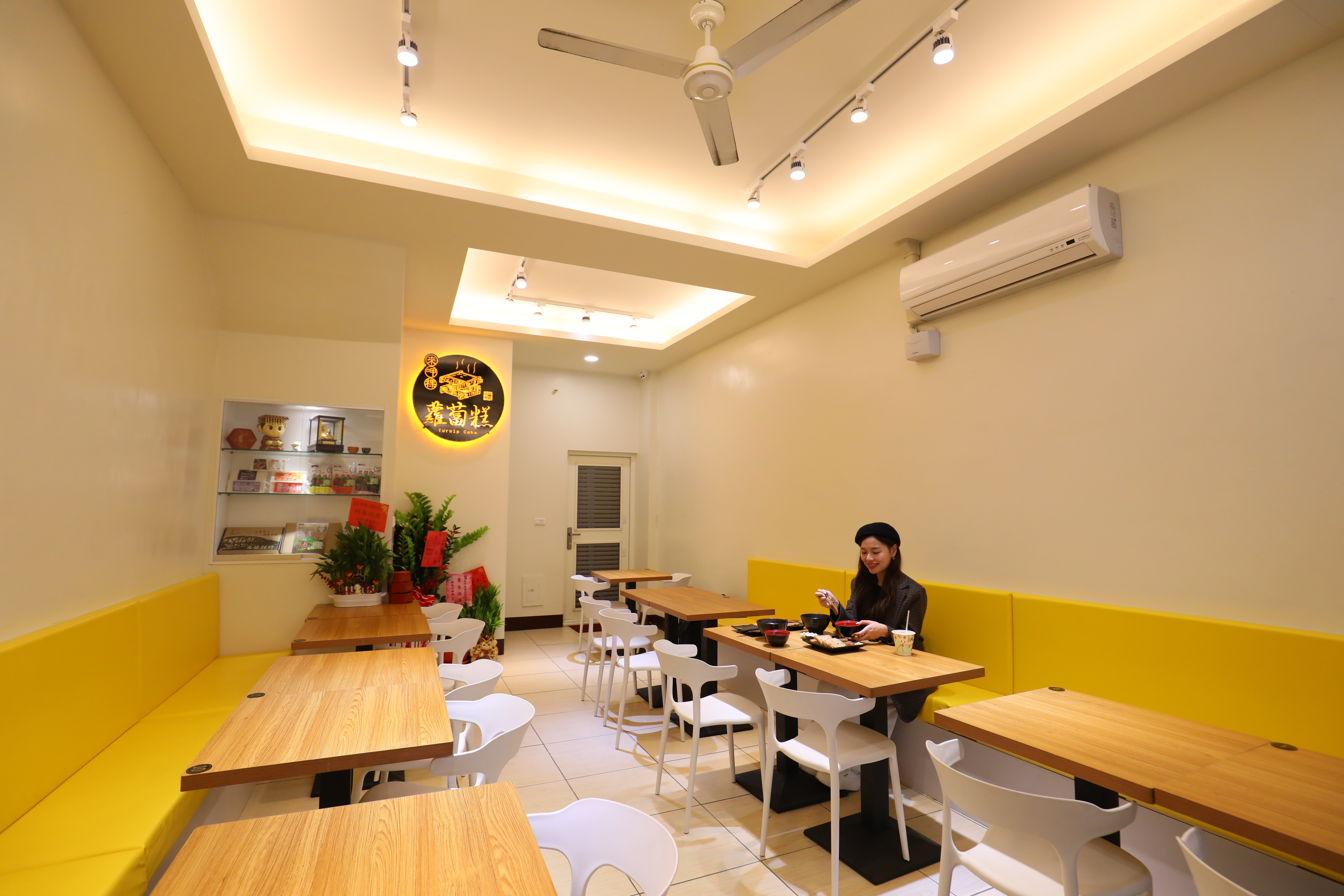 早午餐店能吃到老闆煎到完美恰恰的蘿蔔糕，沾上獨門醬汁更銷魂。