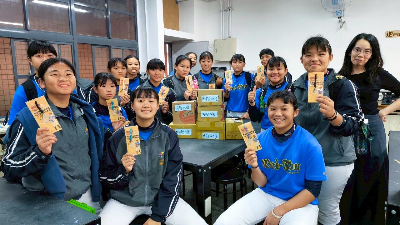 北投國中女壘隊成員為了籌措出國比賽的旅費，親手製作義賣品。（北投國中提供）