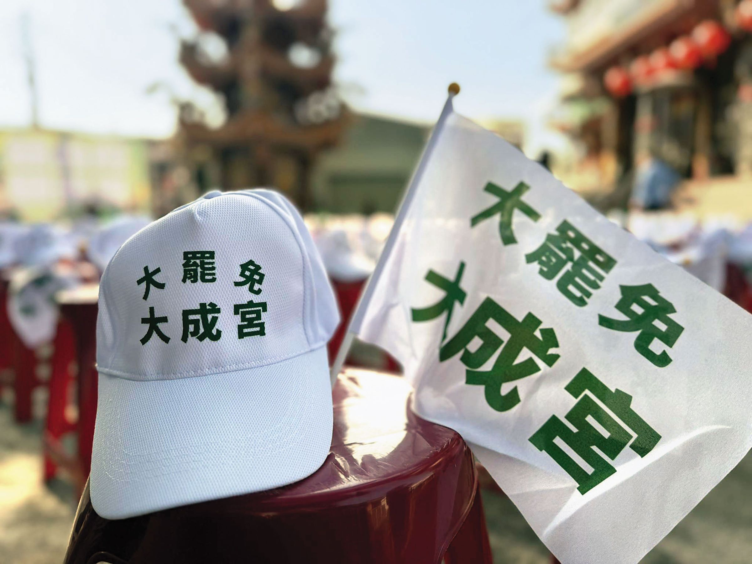 大罷免運動推出許多宮廟元素的周邊商品,如「大成宮」帽。(翻攝高雄小金剛許智傑臉書粉專)