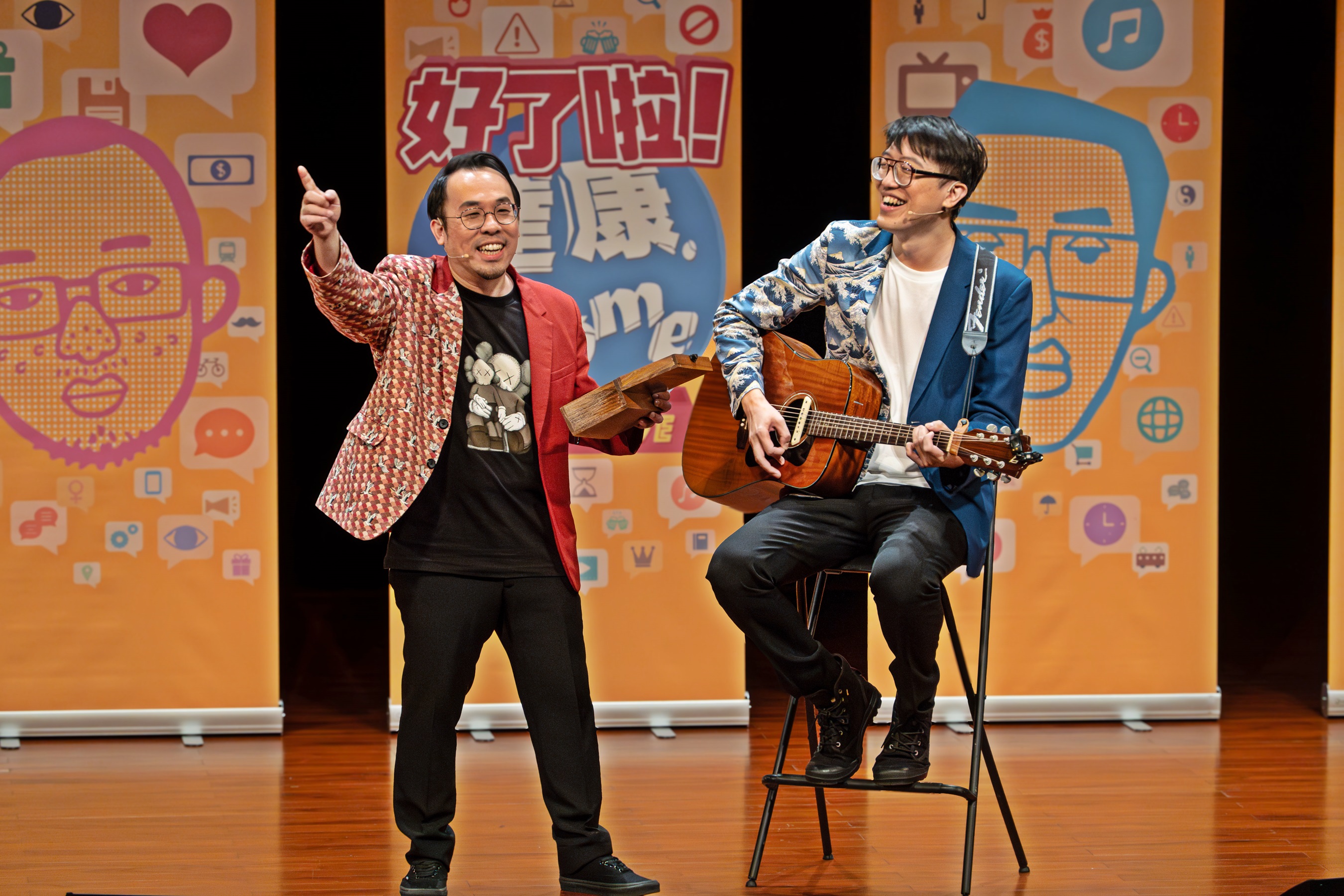 阿達（左）和康康在現場談唱與台下互動。  （歆宸行銷工作室提供）