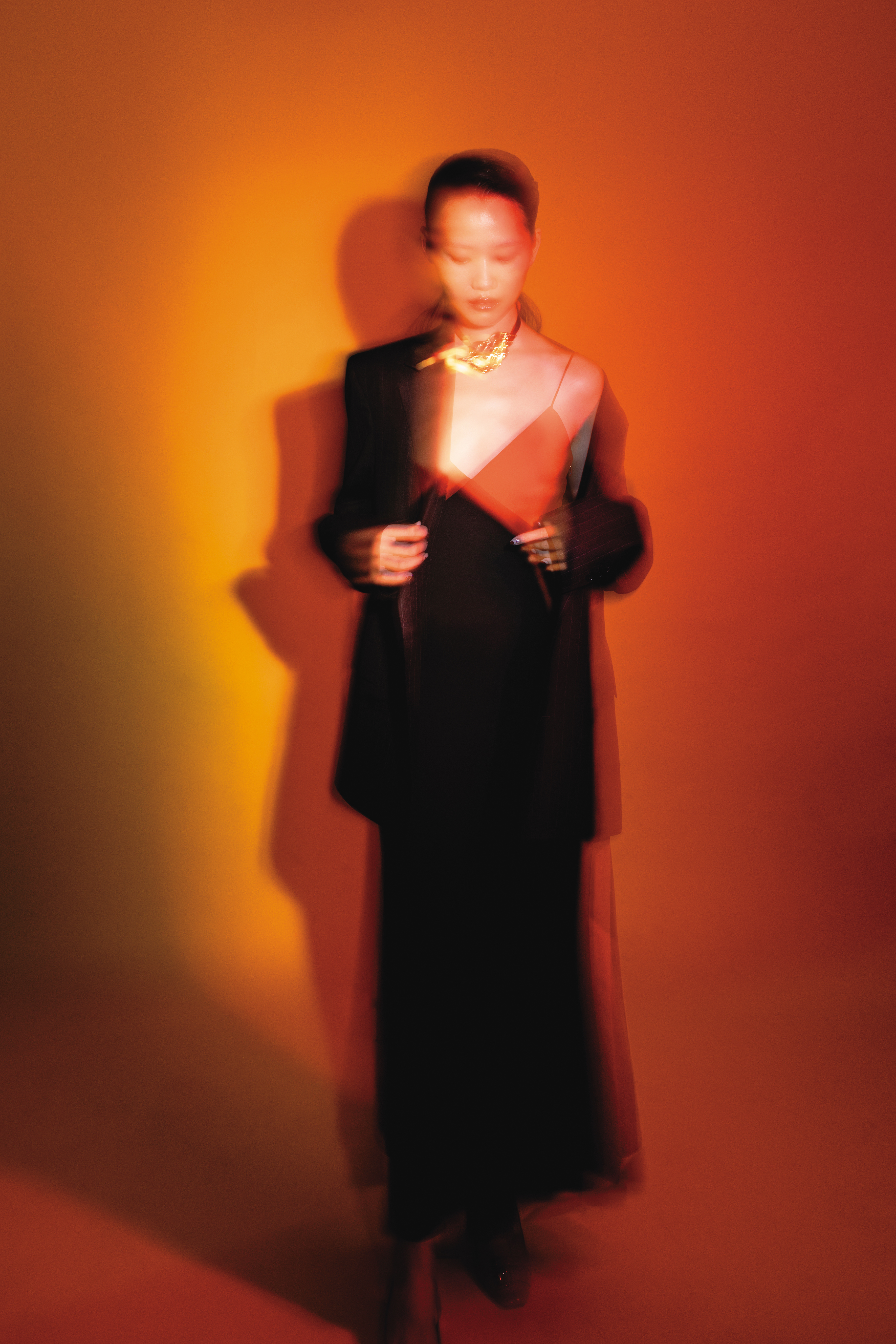 條紋雙排扣西裝外套 NT$97,000 by LOEWE；紅色細肩帶洋裝 NT$31,400 by LONGCHAMP；紅色高跟鞋 NT$1,490 by ZARA；金色葉片頸繩 NT$890 by ZARA。