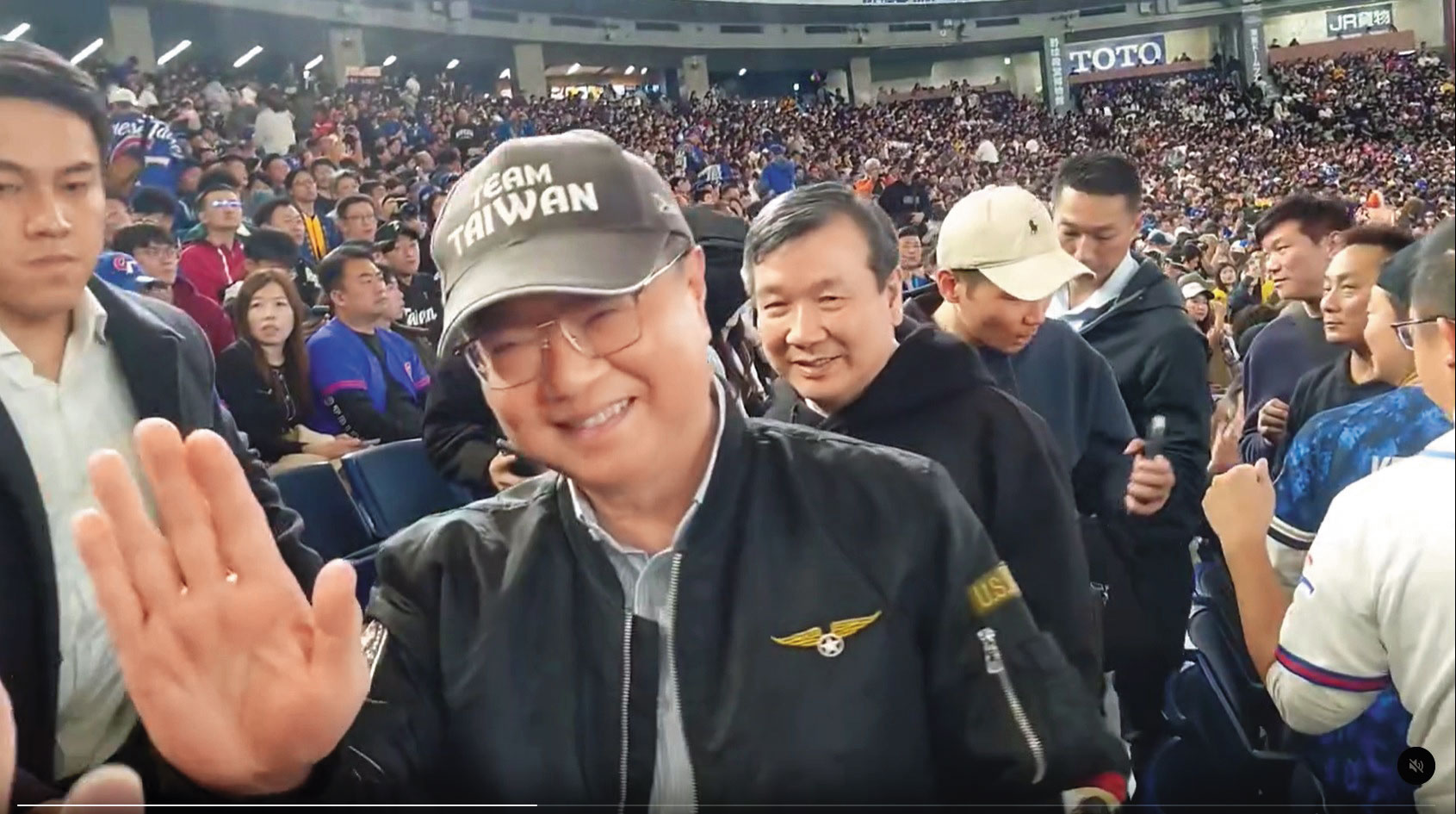 行政院長卓榮泰赴東京大巨蛋觀賞世界棒球經典賽，是1972年台日斷交以來，第一個踏上日本國土的現任行政院長。（翻攝threads@liaojunwei33）