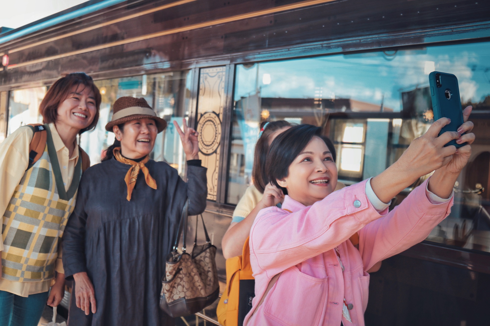 《老少女奇遇記2》第一集赴高知洪大姐（左2）經營的居酒屋打工，大夥看 似開心玩樂，實際因行程緊迫壓力破表。（桂田文創提供）