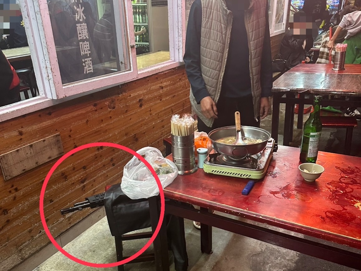 酒醉李男到南機場夜市的熱炒店續攤，卻攜帶一把仿真的鎮暴槍隨身。（翻攝畫面）