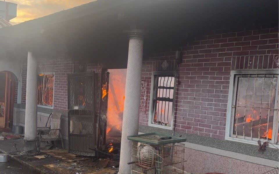 雲林縣斗六市湖山路一處三合院今清晨不明原因發生火警。（翻攝畫面）