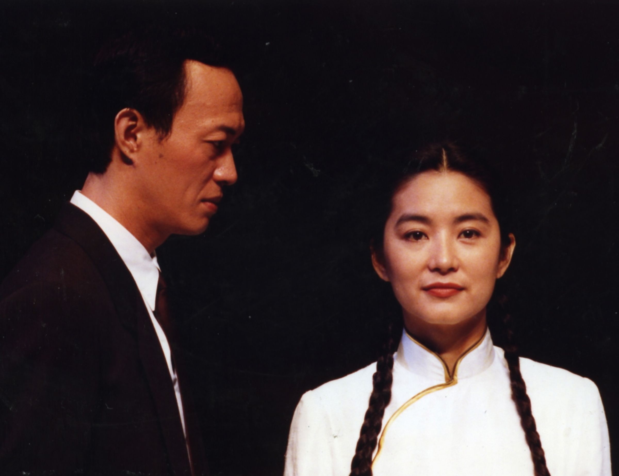 1991年，金士傑（左）與林青霞（右）合演《暗戀桃花源》，江濱柳和雲之凡，堪稱台灣劇場令人印象最深刻的CP。（翻攝表演工作坊官網）