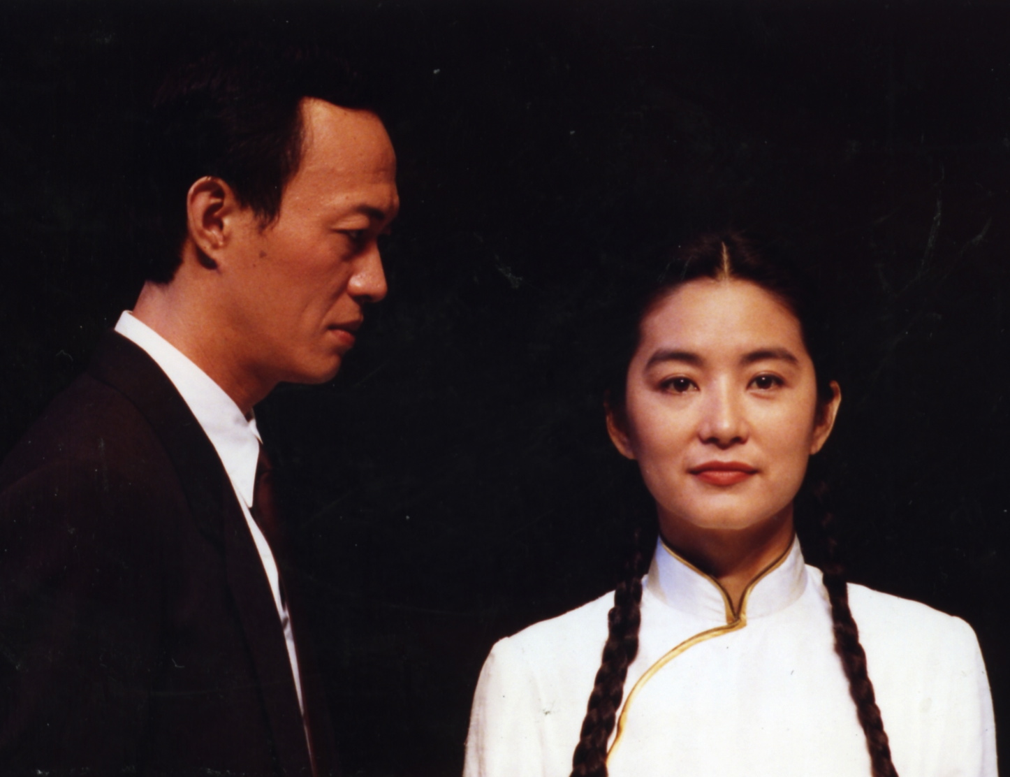 1991年，金士傑（左）與林青霞（右）合演《暗戀桃花源》，江濱柳和雲之凡，堪稱台灣劇場令人印象最深刻的CP。（翻攝表演工作坊官網）
