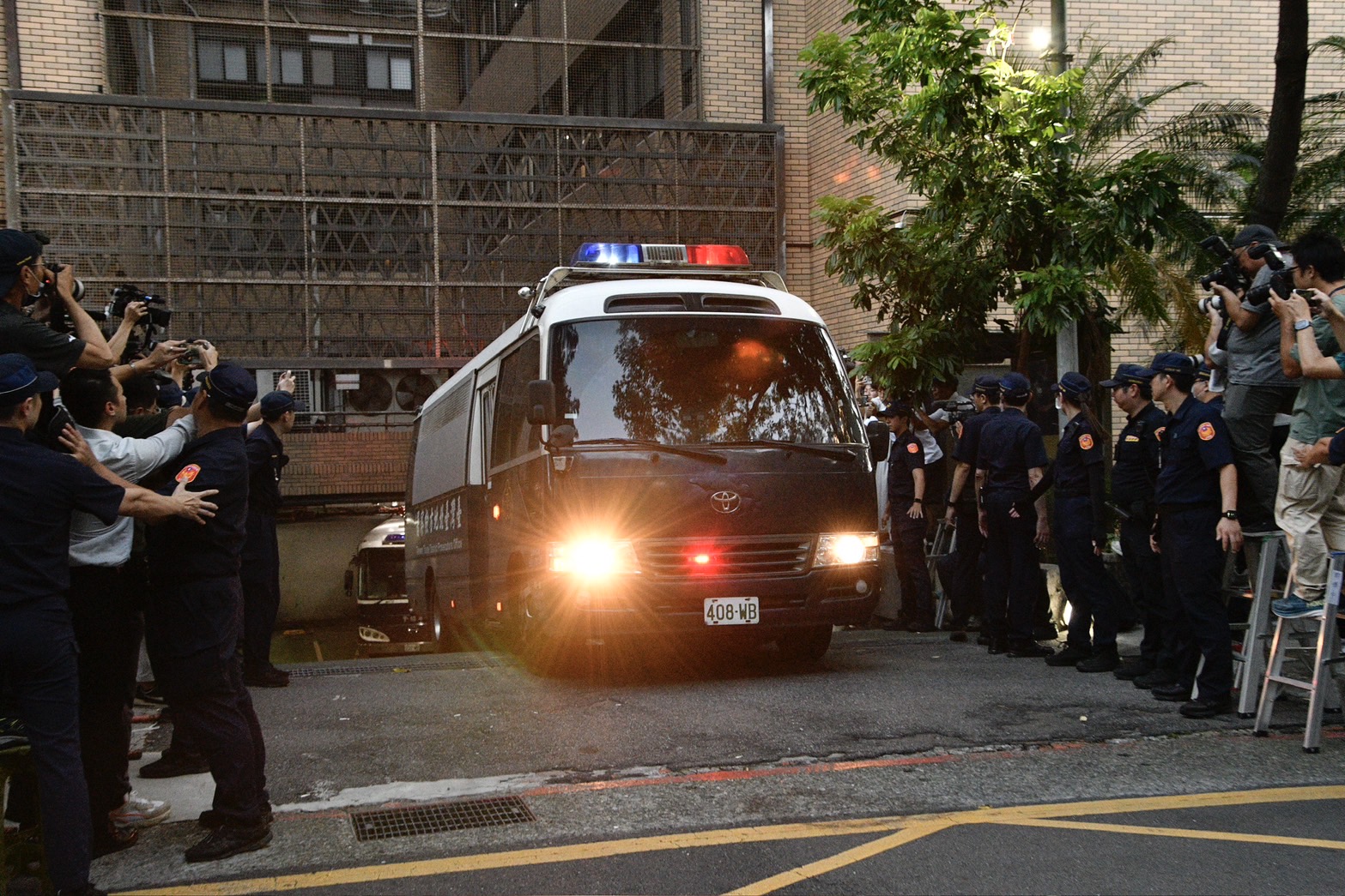 民眾黨主席、前台北市長柯文哲，捲入京華城弊案，今（5日）遭台北地院裁定羈押禁見。