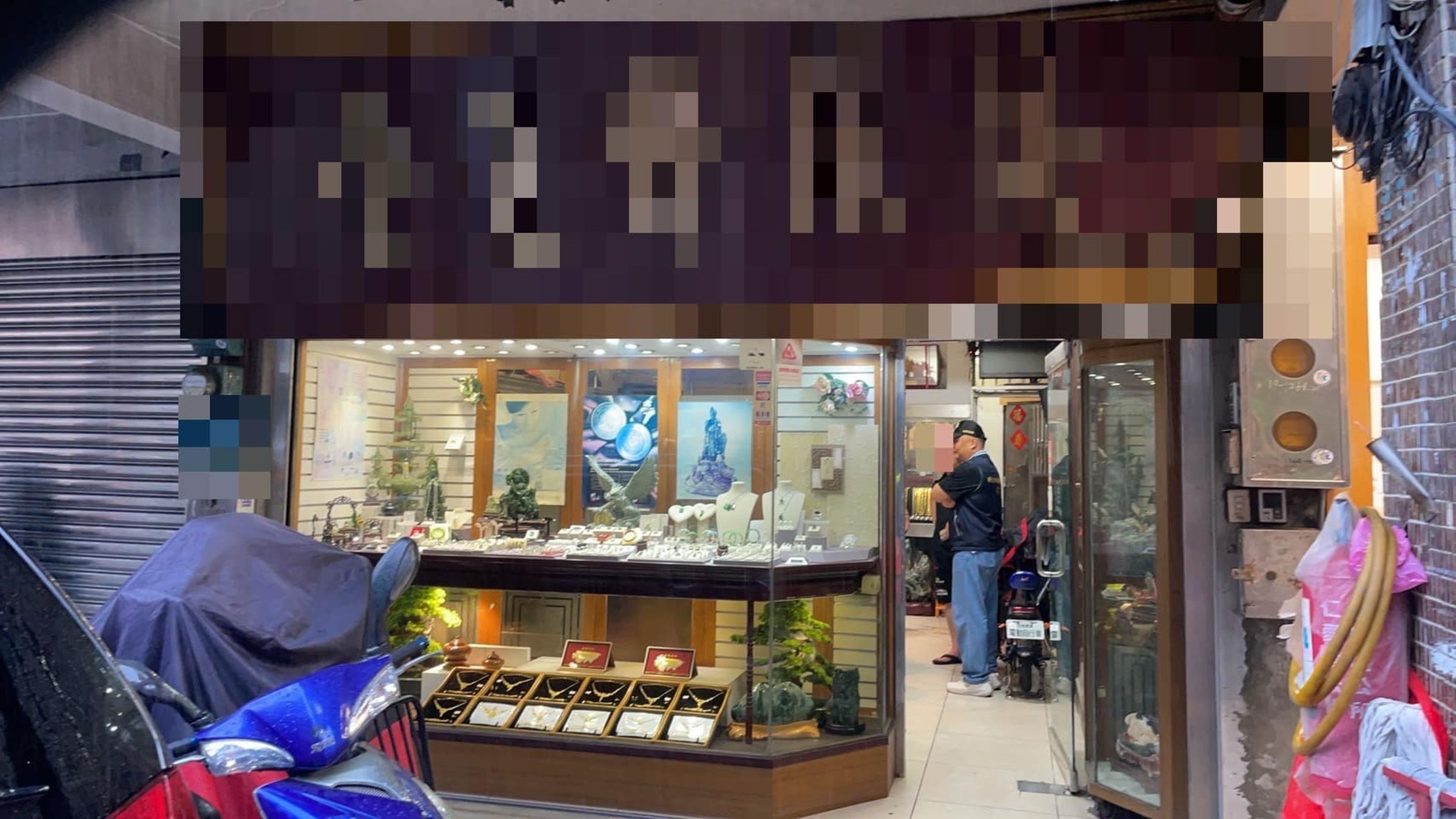新北市板橋區10日發生一起銀樓搶案,一名男子佯裝顧客挑選金飾,趁店家不注意時偷拿走一面金牌後逃逸。(翻攝自板橋警聲雲臉書)