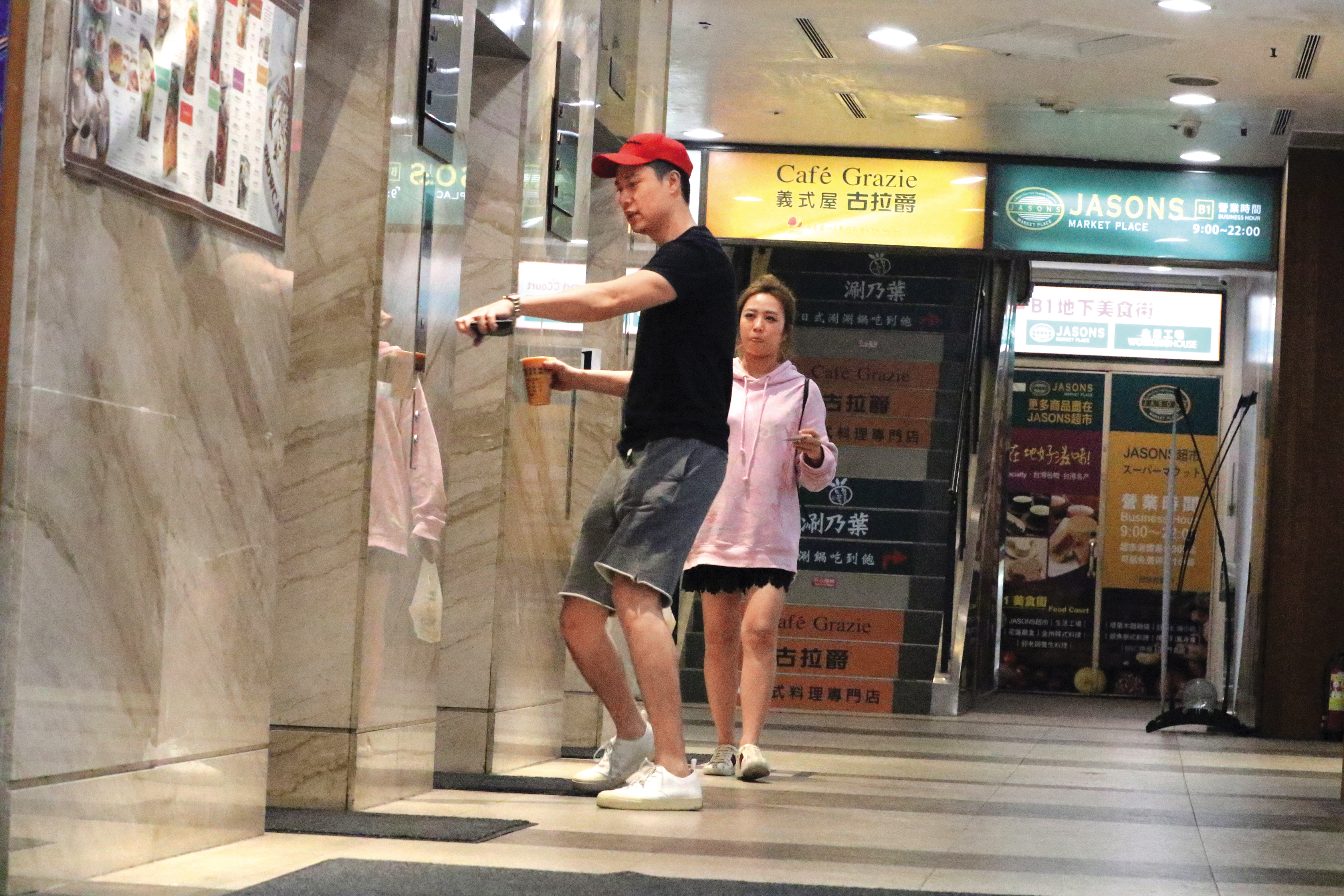 劉書宏（左）曾與網紅團體「這群人」成員茵聲（右）交往3年多，然後3年前分手。